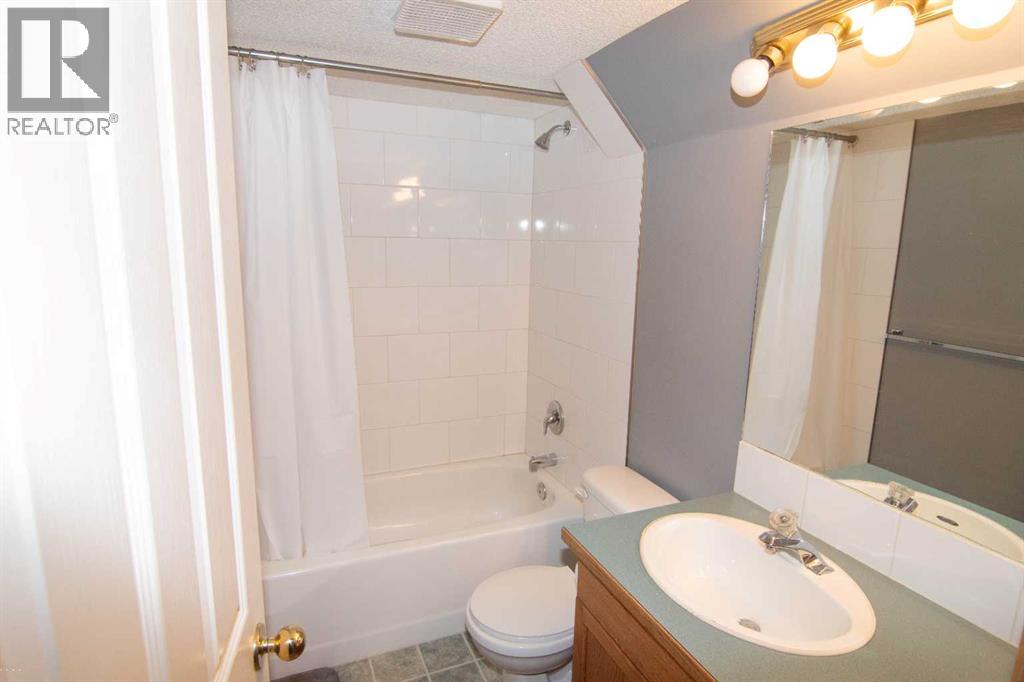 18 West Murphy Place, Cochrane, Alberta  T4C 1L8 - Photo 21 - A2292794