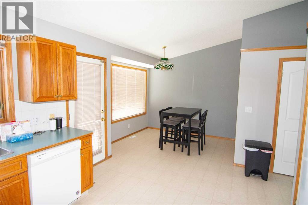 18 West Murphy Place, Cochrane, Alberta  T4C 1L8 - Photo 11 - A2292794