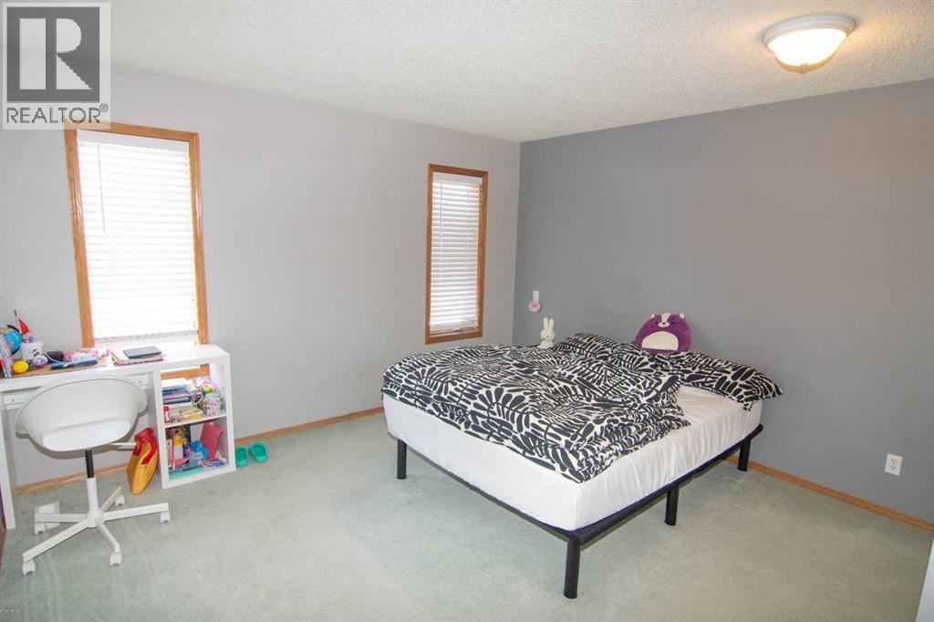 18 West Murphy Place, Cochrane, Alberta  T4C 1L8 - Photo 13 - A2292794