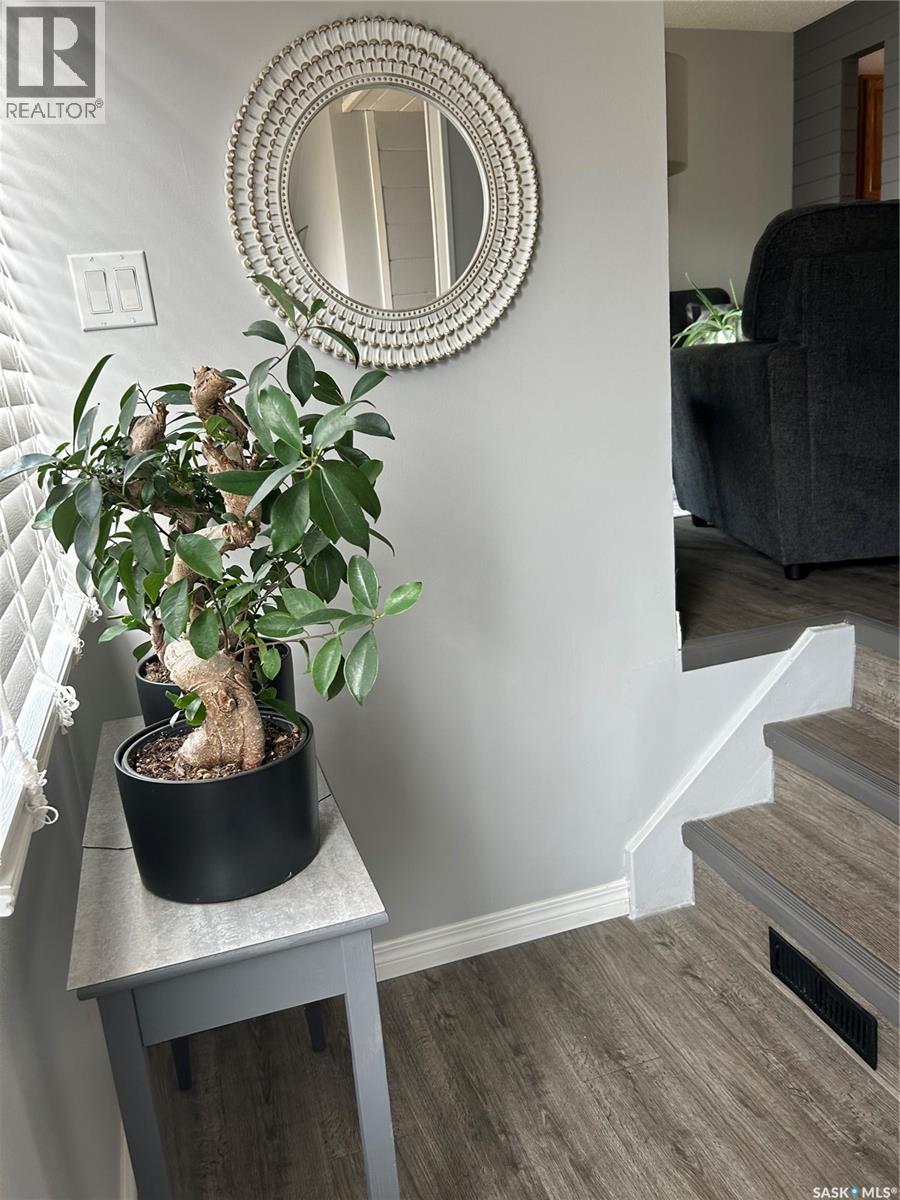 891 Cartier Avenue, Moose Jaw, Saskatchewan  S6H 1L9 - Photo 4 - SK030359