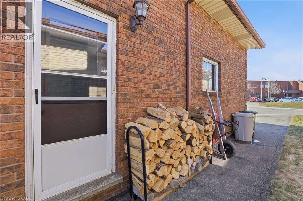 47 Lisgar Court, Hamilton, Ontario  L8T 4Y4 - Photo 4 - 40811051