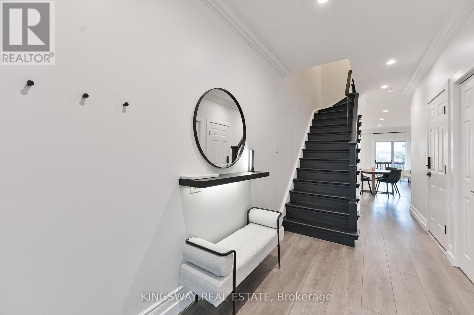 17 Amberhill Way, Aurora, Ontario  L4G 7E1 - Photo 3 - N12878682