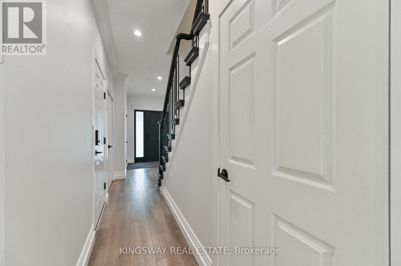 17 Amberhill Way, Aurora, Ontario  L4G 7E1 - Photo 4 - N12878682