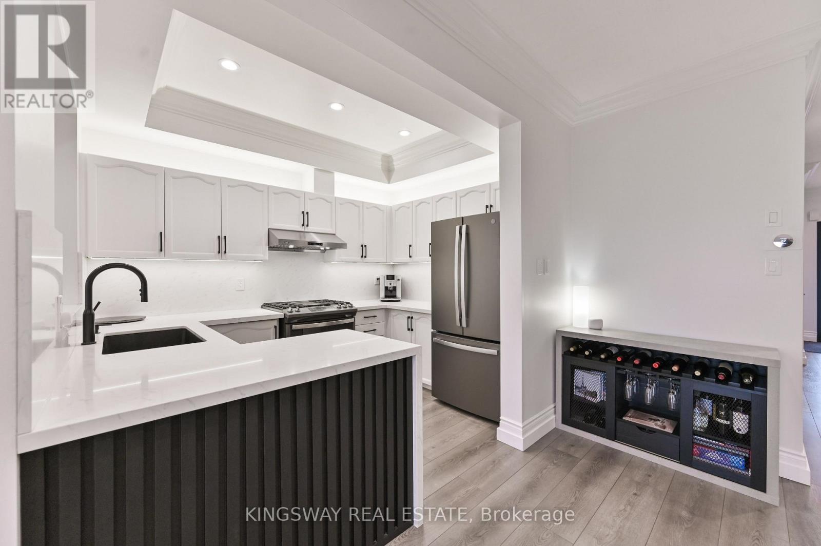 17 Amberhill Way, Aurora, Ontario  L4G 7E1 - Photo 7 - N12878682