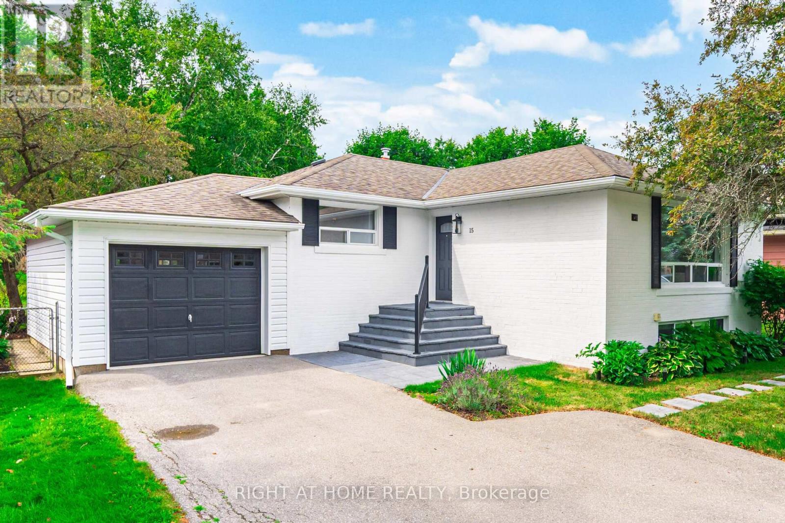 MAIN FLOOR - 15 KEMANO ROAD, Aurora, Ontario