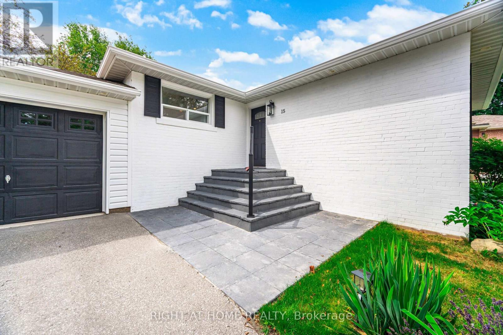 Main Floor - 15 Kemano Road, Aurora, Ontario  L4G 2Y2 - Photo 6 - N12878720