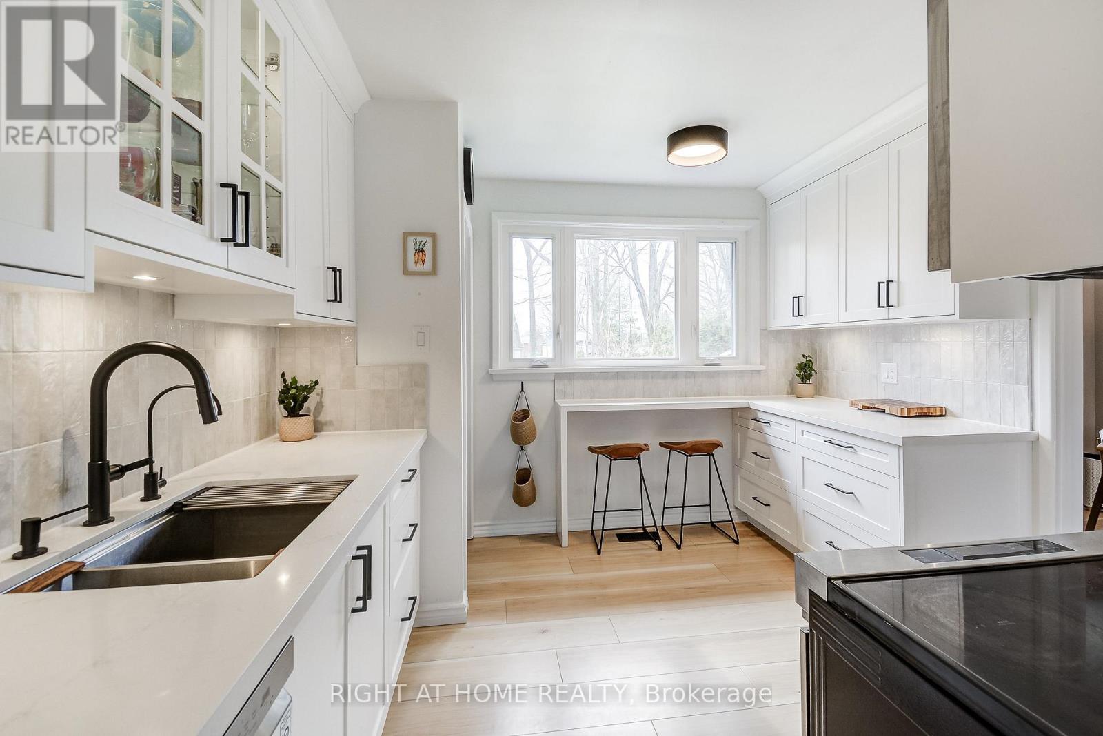 1300 Princeton Crescent, Burlington, Ontario  L7P 2K5 - Photo 2 - W12878690