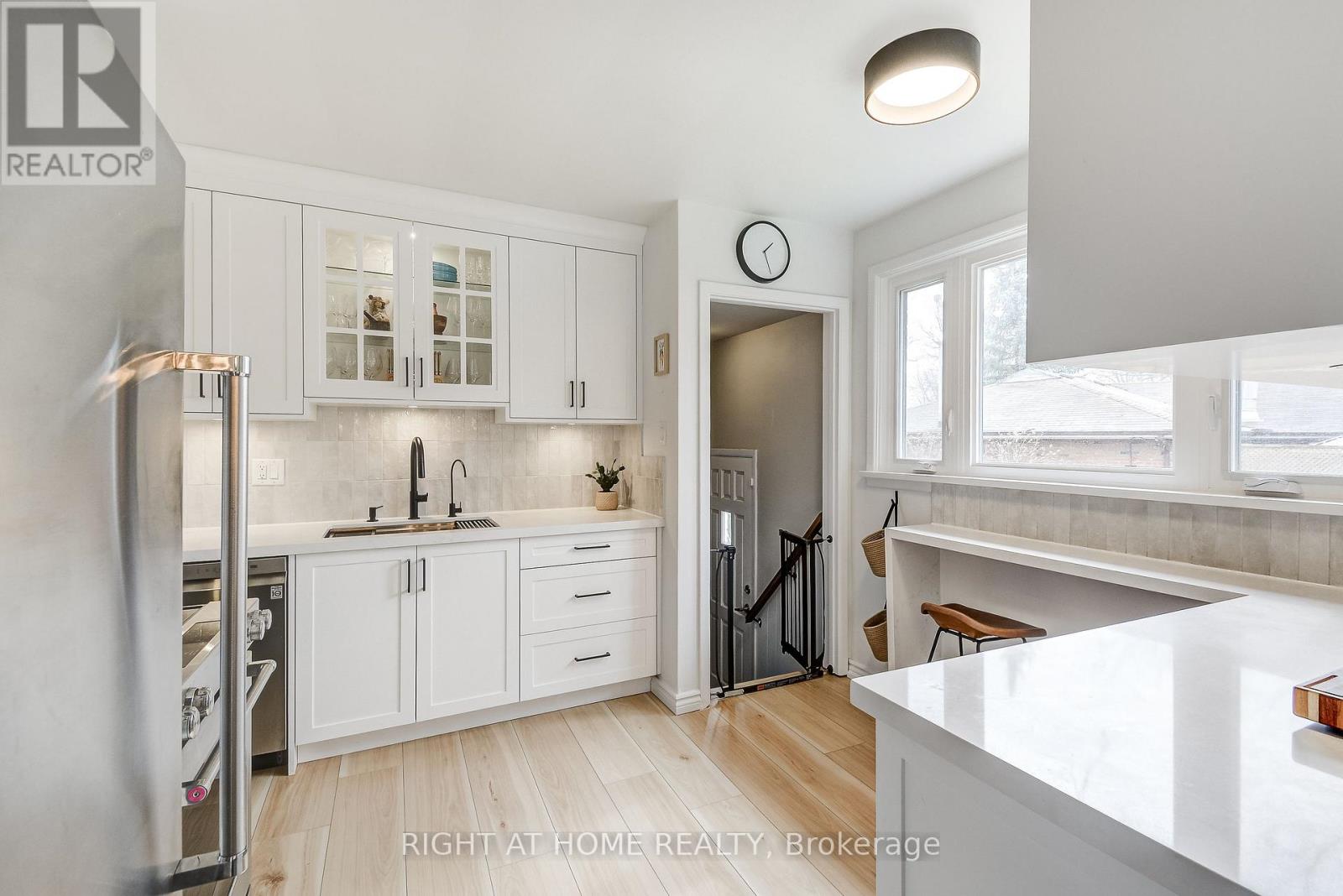 1300 Princeton Crescent, Burlington, Ontario  L7P 2K5 - Photo 3 - W12878690