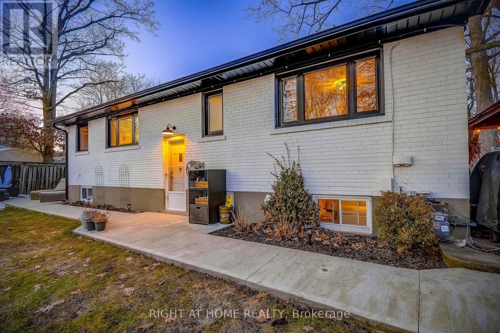 1300 Princeton Crescent, Burlington, Ontario  L7P 2K5 - Photo 33 - W12878690