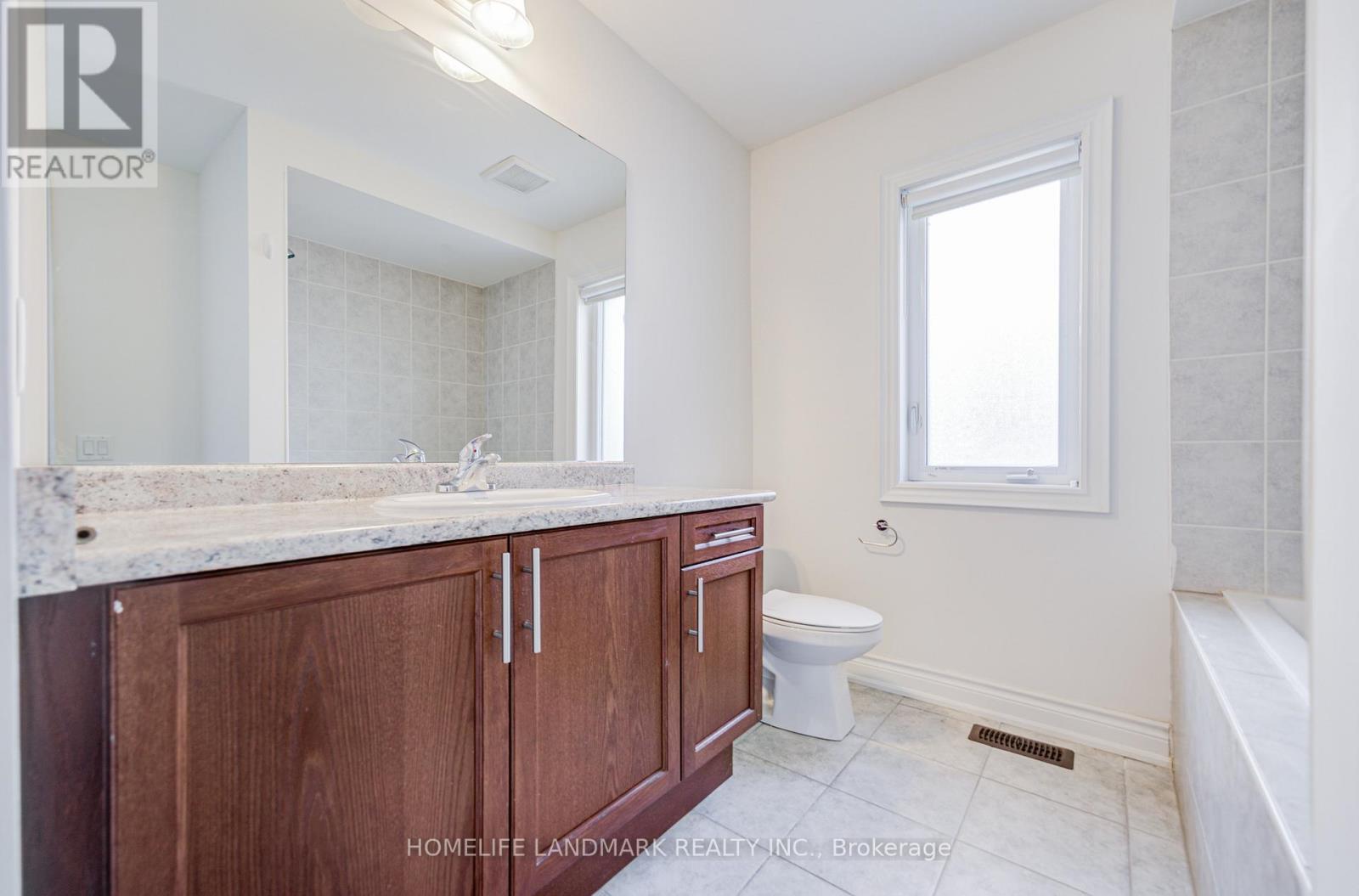 95 Walter English Drive, East Gwillimbury (Queensville), Ontario  L9N 0R8 - Photo 33 - N12868766