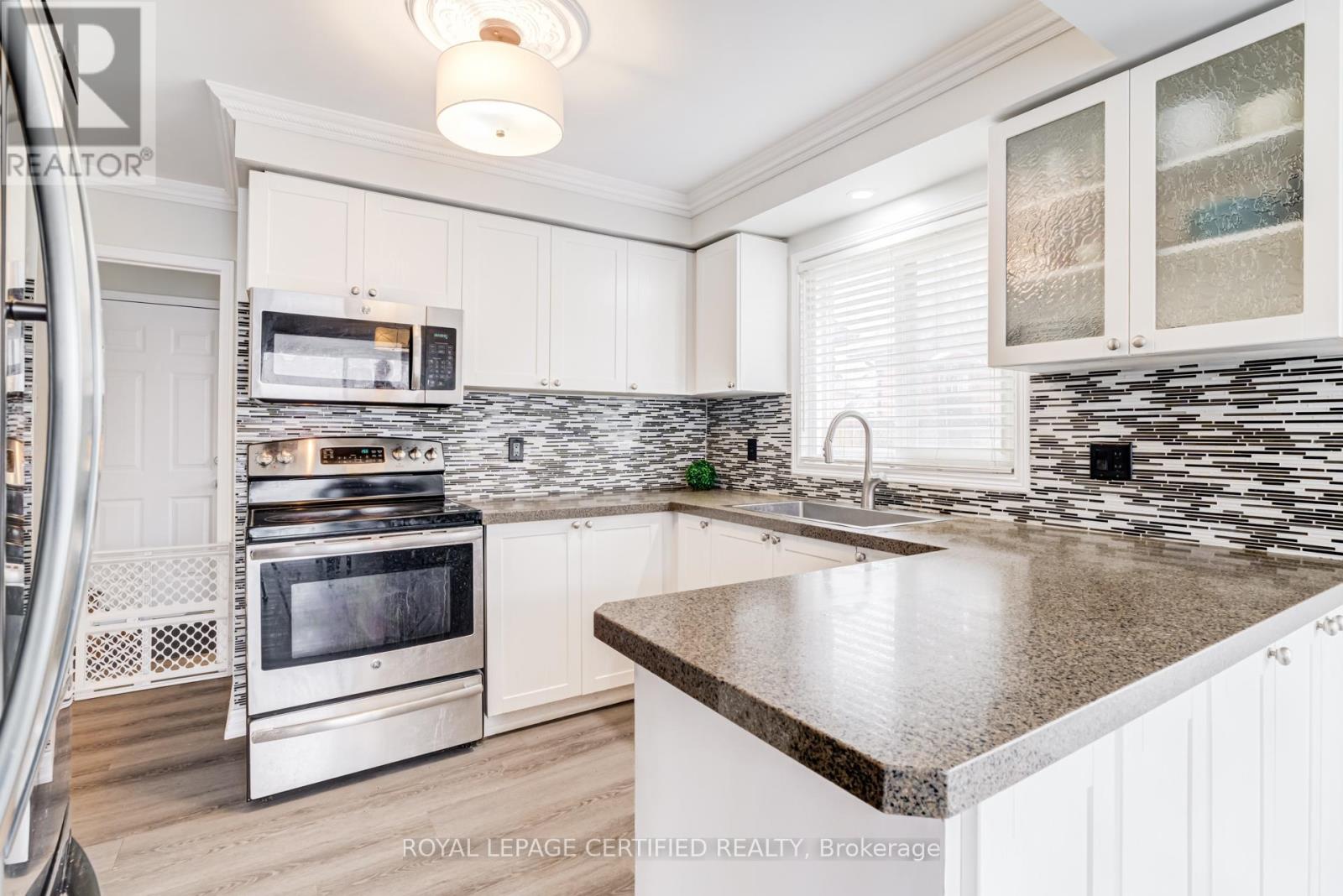 2197 Oakridge Crescent, Burlington, Ontario  L7M 4C8 - Photo 10 - W12878784