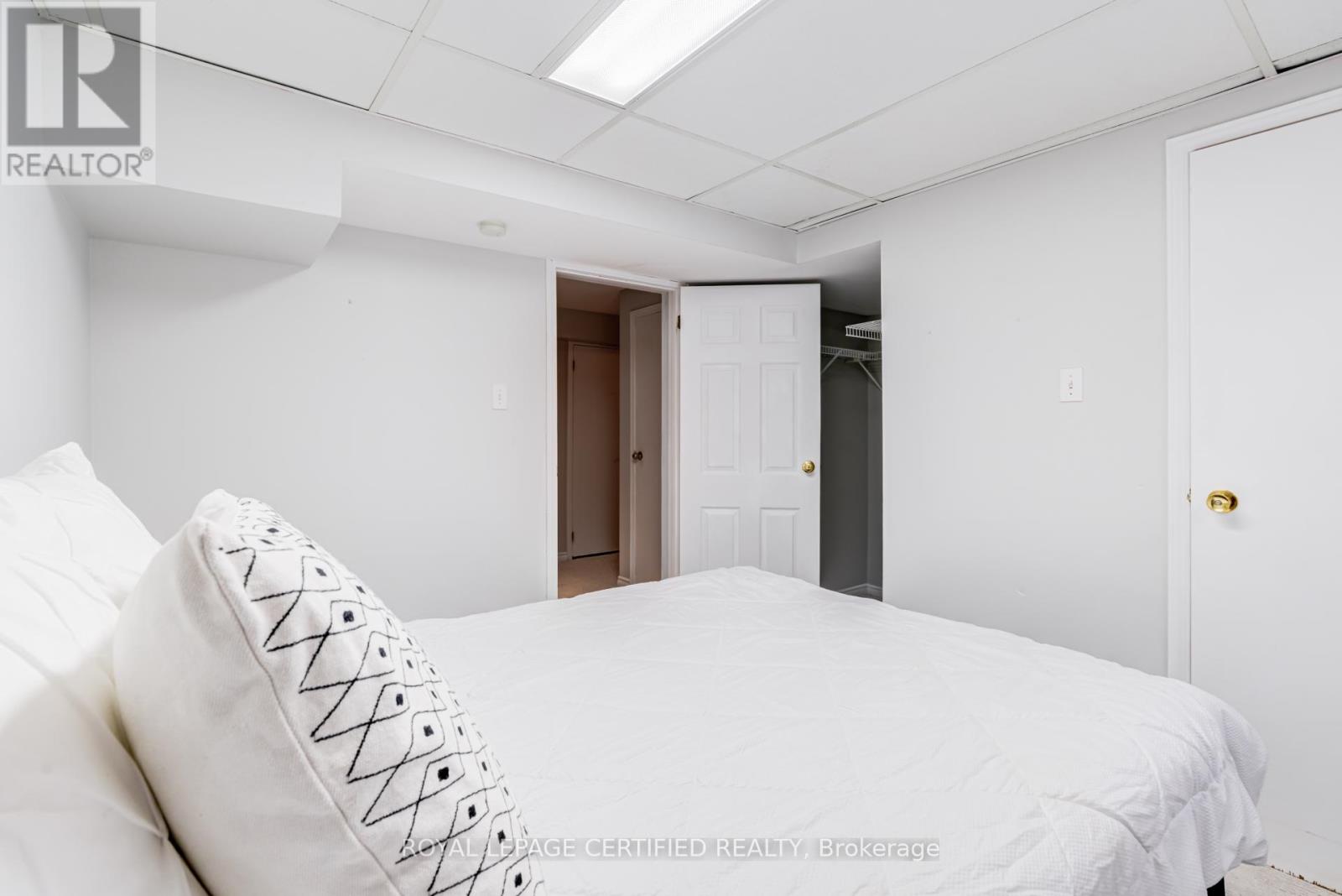 2197 Oakridge Crescent, Burlington, Ontario  L7M 4C8 - Photo 34 - W12878784