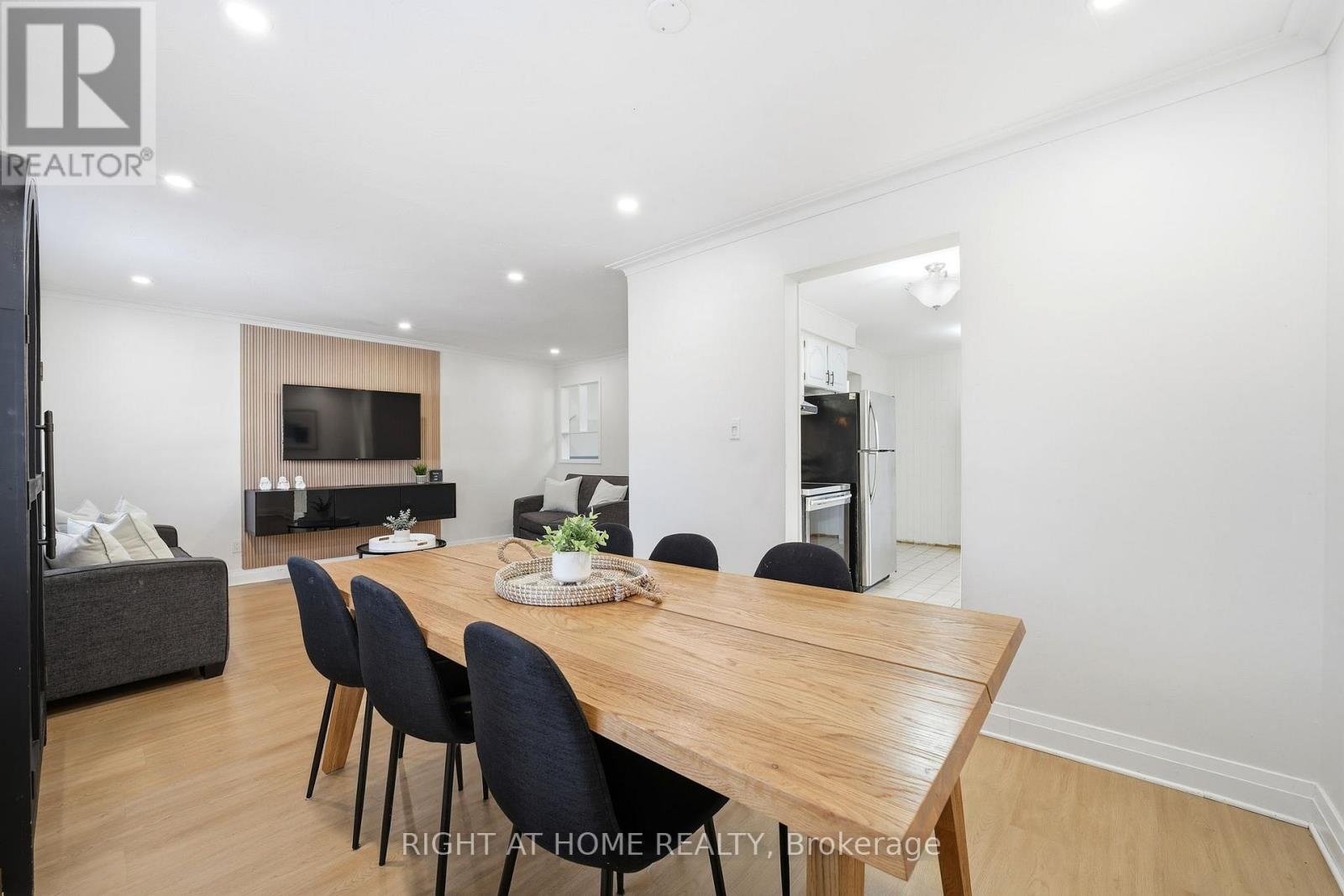 322 Melores Drive, Burlington, Ontario  L7L 4T8 - Photo 11 - W12878814