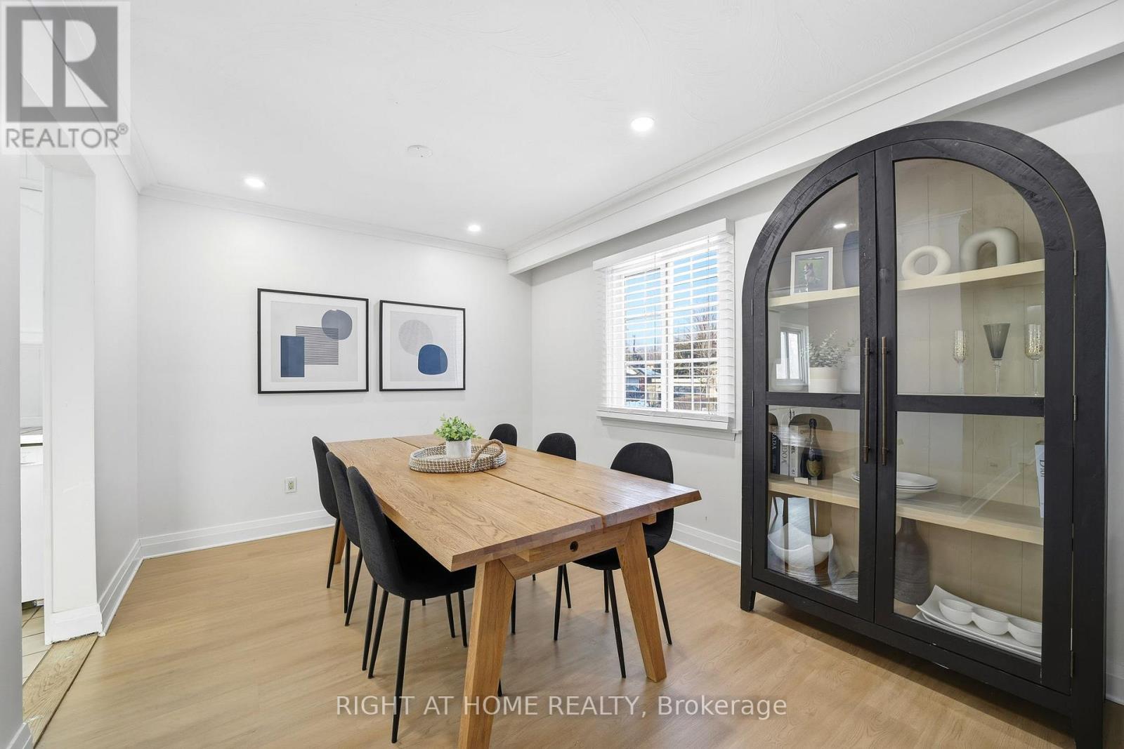 322 Melores Drive, Burlington, Ontario  L7L 4T8 - Photo 13 - W12878814