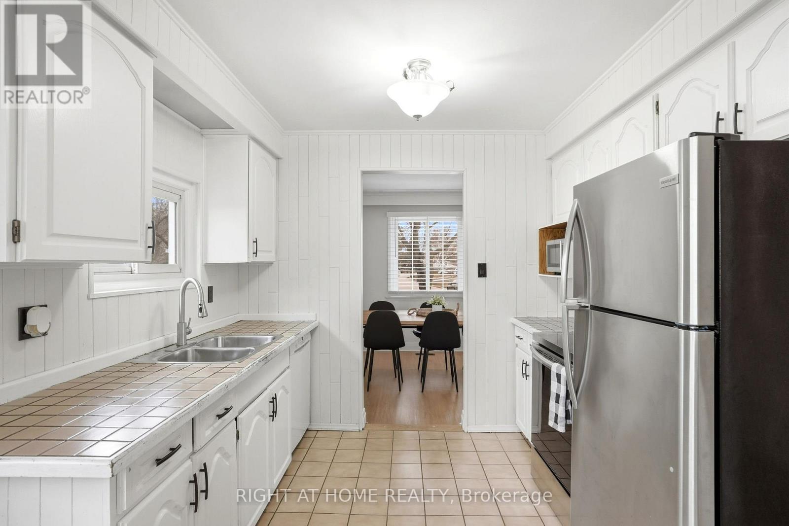 322 Melores Drive, Burlington, Ontario  L7L 4T8 - Photo 14 - W12878814