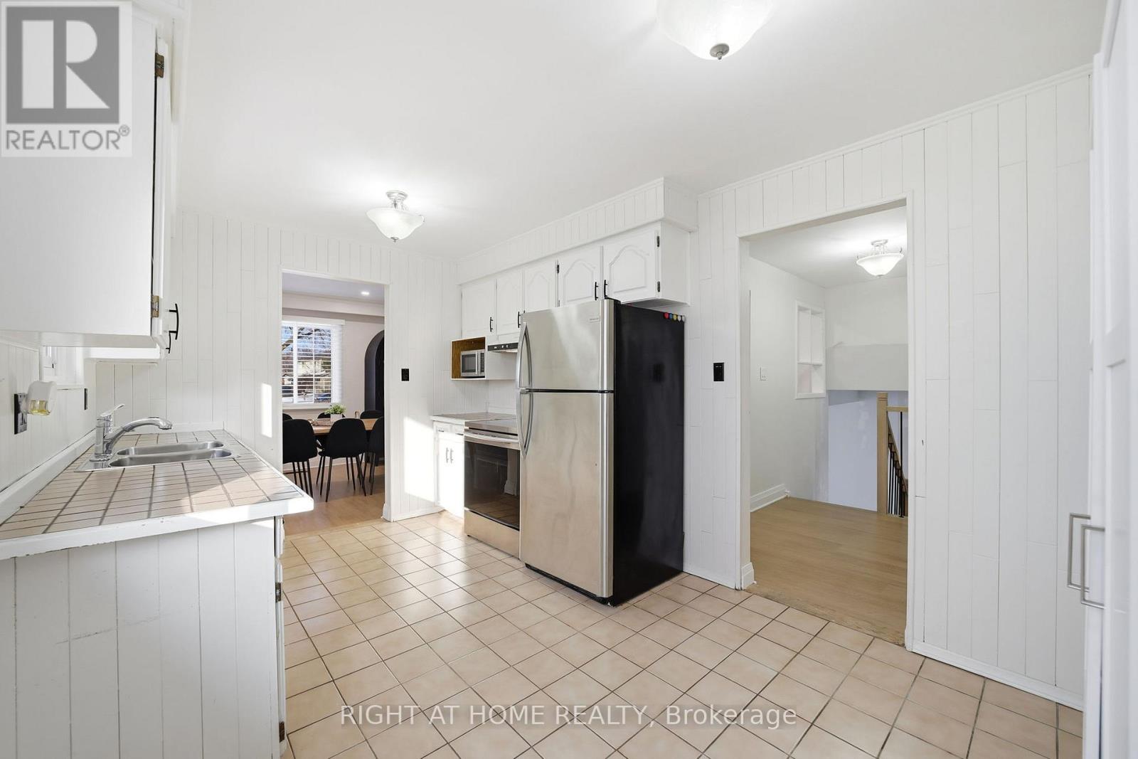 322 Melores Drive, Burlington, Ontario  L7L 4T8 - Photo 16 - W12878814