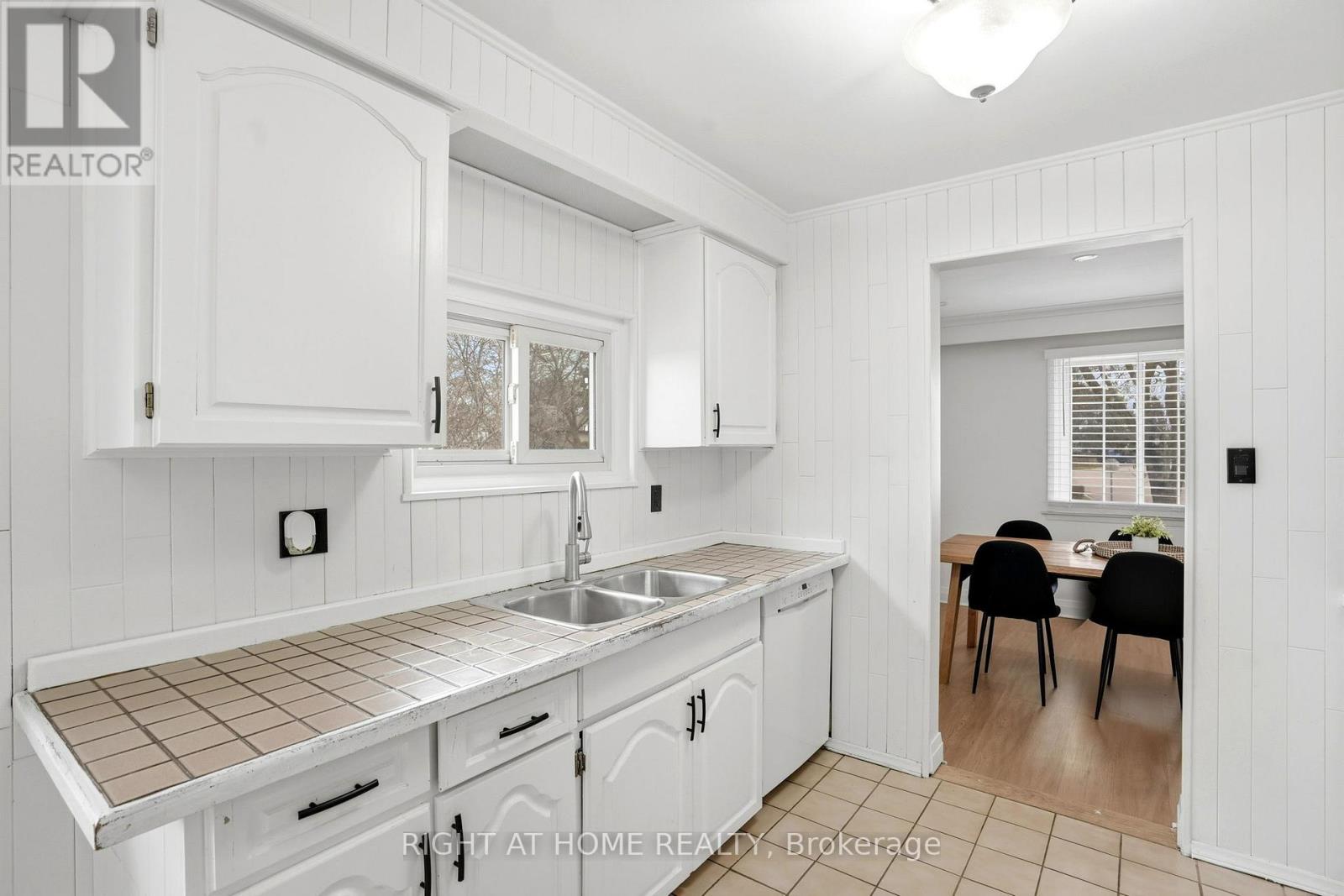 322 Melores Drive, Burlington, Ontario  L7L 4T8 - Photo 17 - W12878814