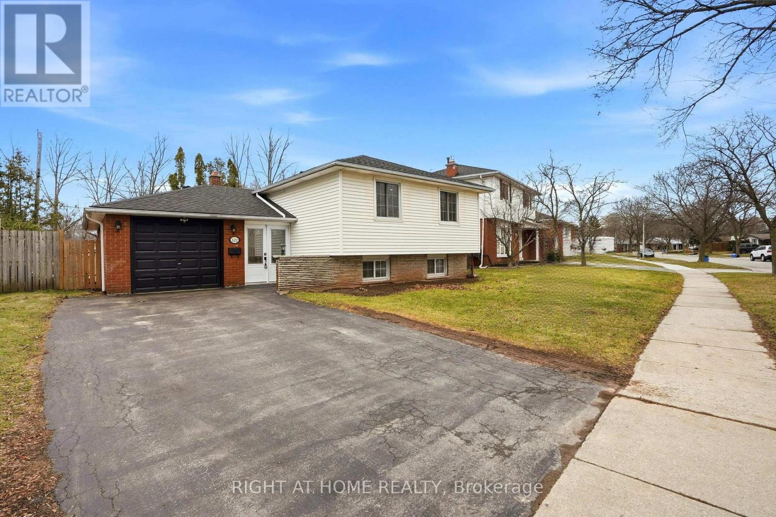 322 Melores Drive, Burlington, Ontario  L7L 4T8 - Photo 2 - W12878814