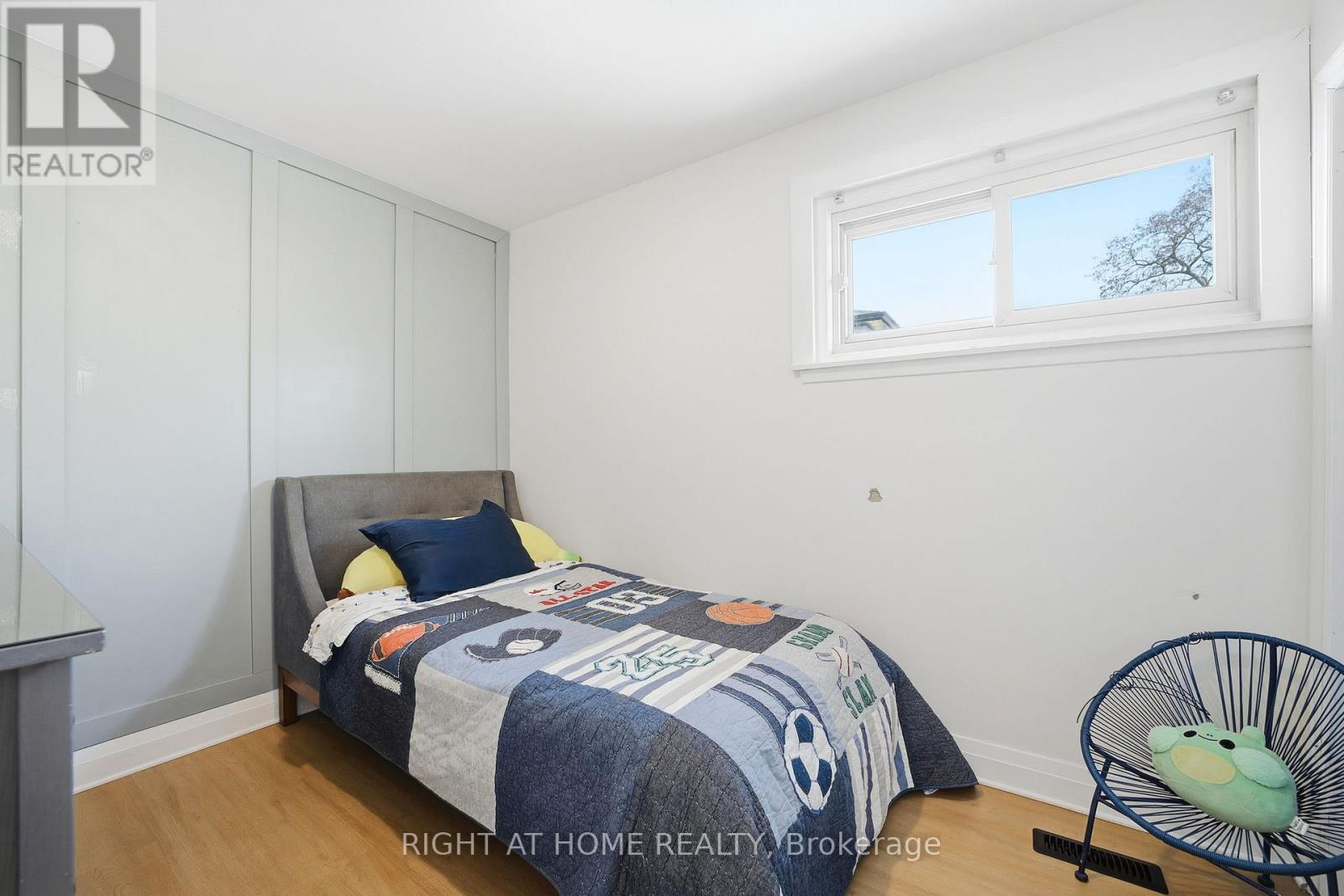 322 Melores Drive, Burlington, Ontario  L7L 4T8 - Photo 20 - W12878814