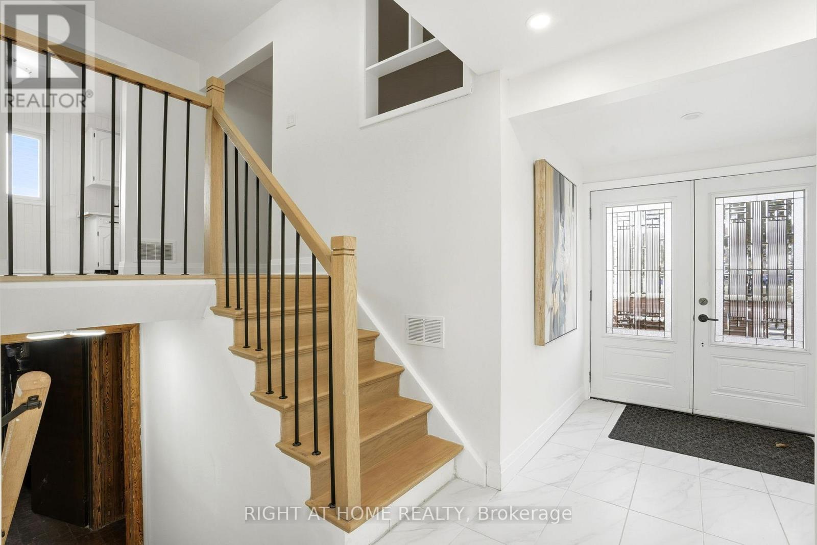 322 Melores Drive, Burlington, Ontario  L7L 4T8 - Photo 6 - W12878814