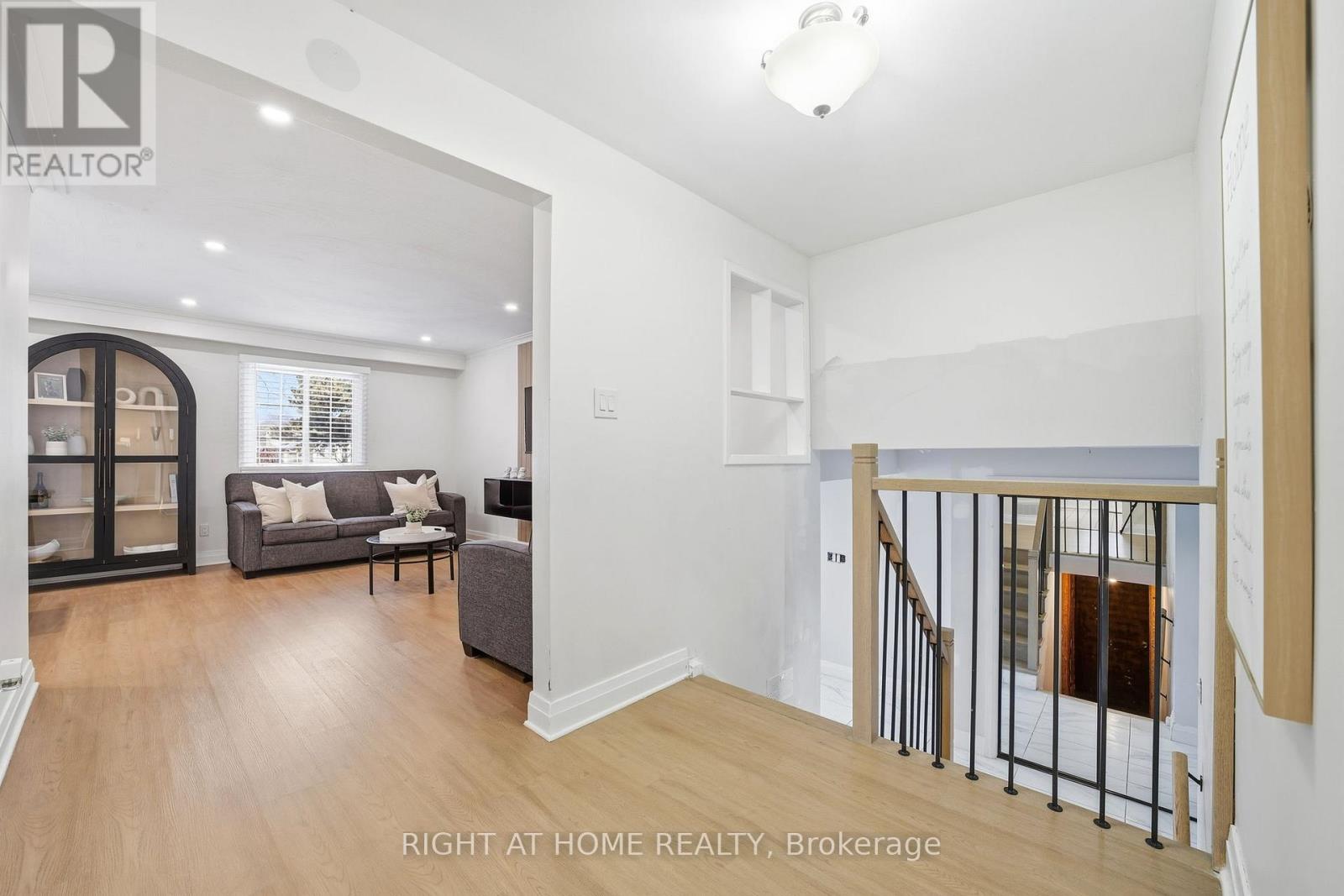 322 Melores Drive, Burlington, Ontario  L7L 4T8 - Photo 7 - W12878814