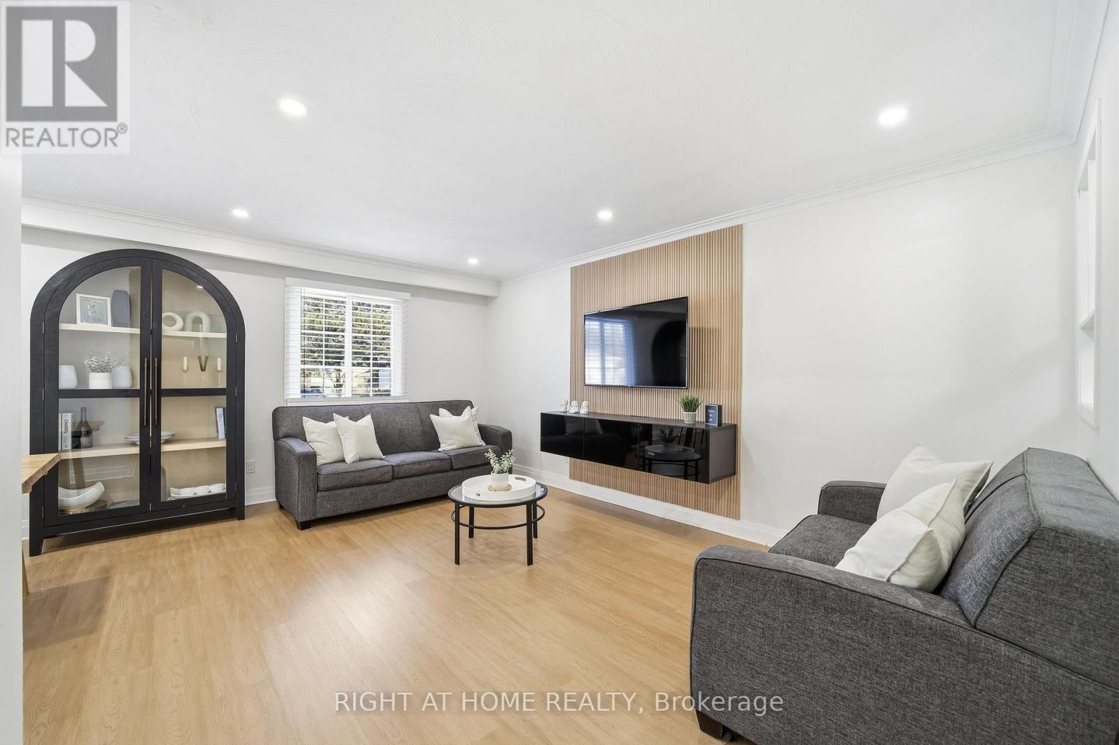 322 Melores Drive, Burlington, Ontario  L7L 4T8 - Photo 8 - W12878814