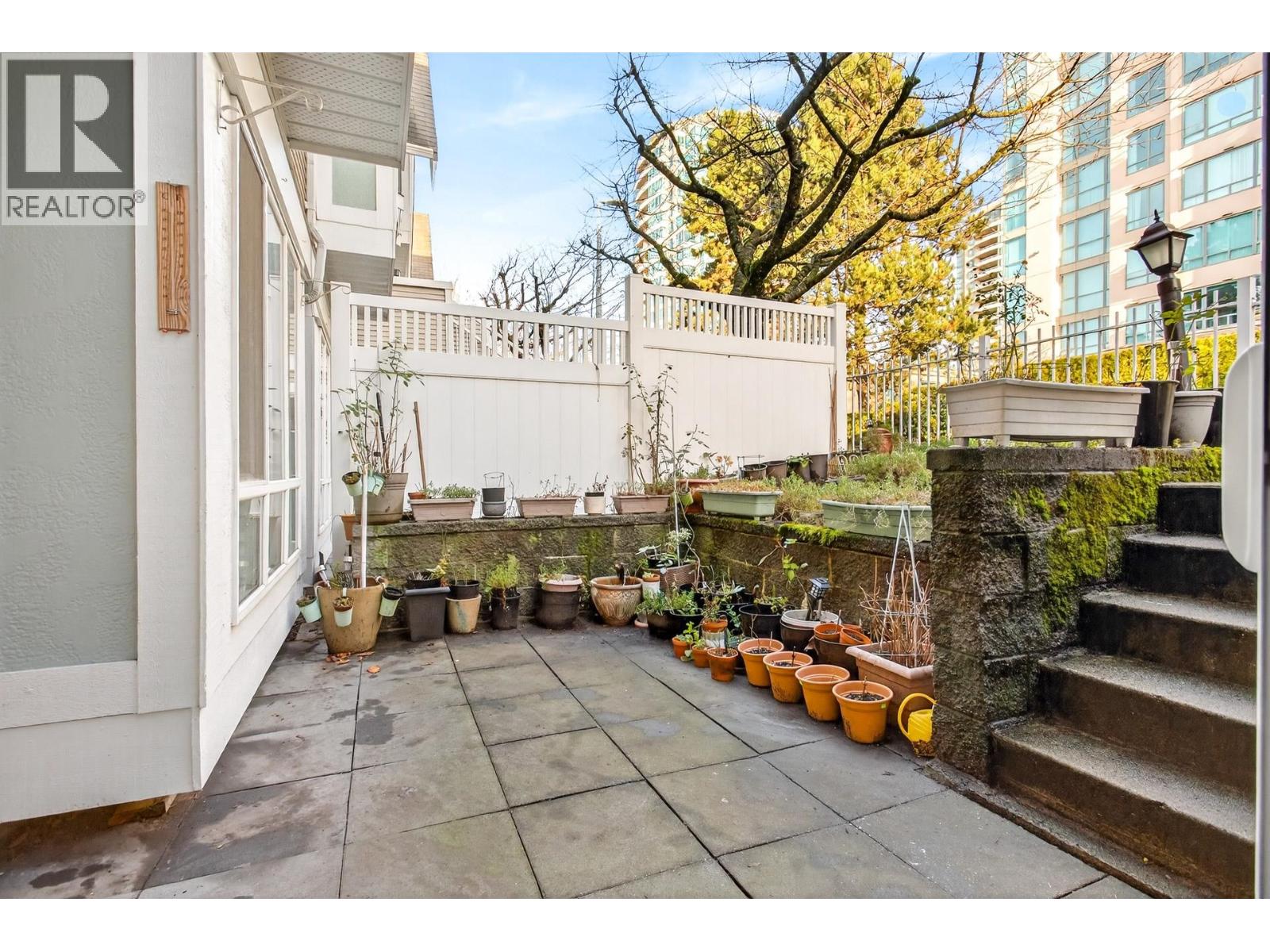 Listing Picture 4 of 32 : 20 6588 SOUTHOAKS CRESCENT, Burnaby / 本拿比 - 魯藝地產 Yvonne Lu Group - MLS Medallion Club Member