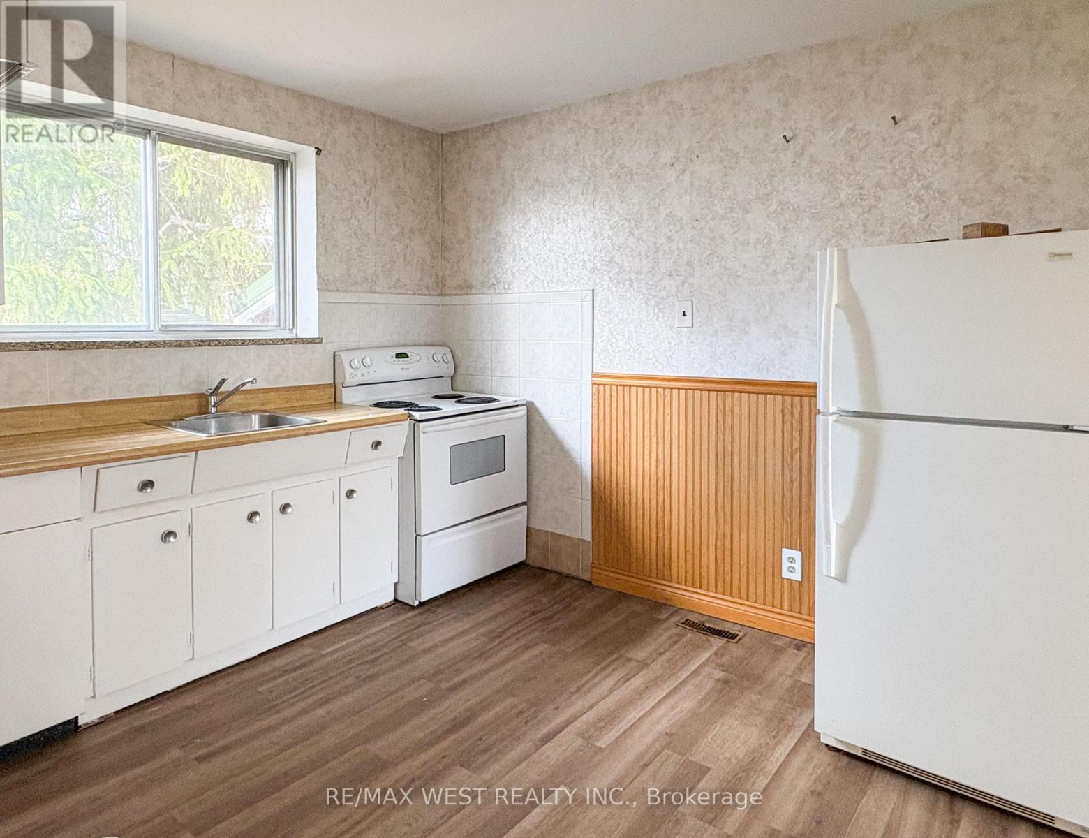 32 Broadleaf Road, Toronto, Ontario  M3B 1C2 - Photo 7 - C12681604