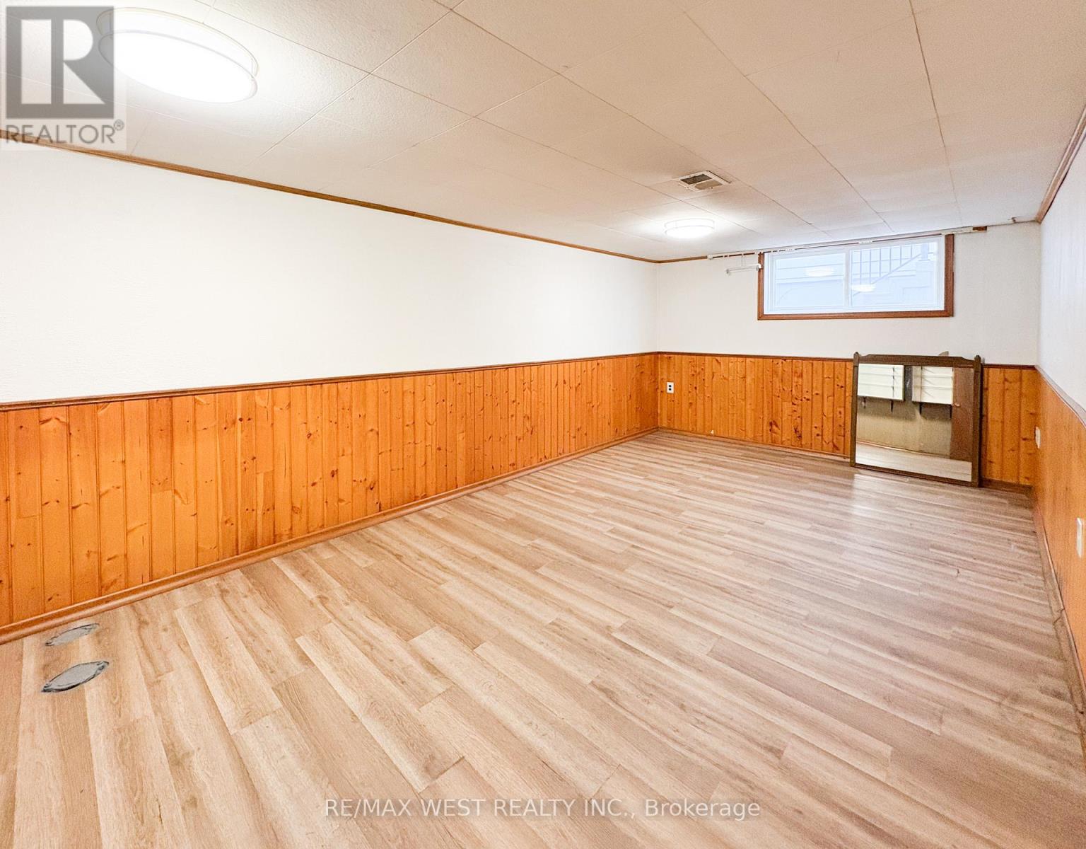 32 Broadleaf Road, Toronto, Ontario  M3B 1C2 - Photo 17 - C12681604