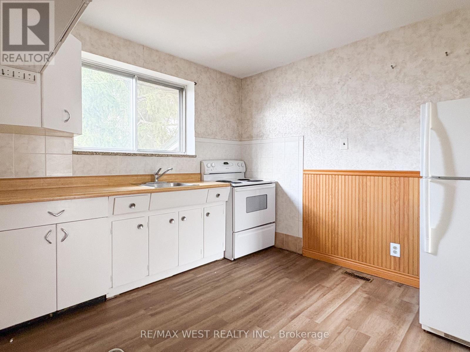 32 Broadleaf Road, Toronto, Ontario  M3B 1C2 - Photo 8 - C12681604