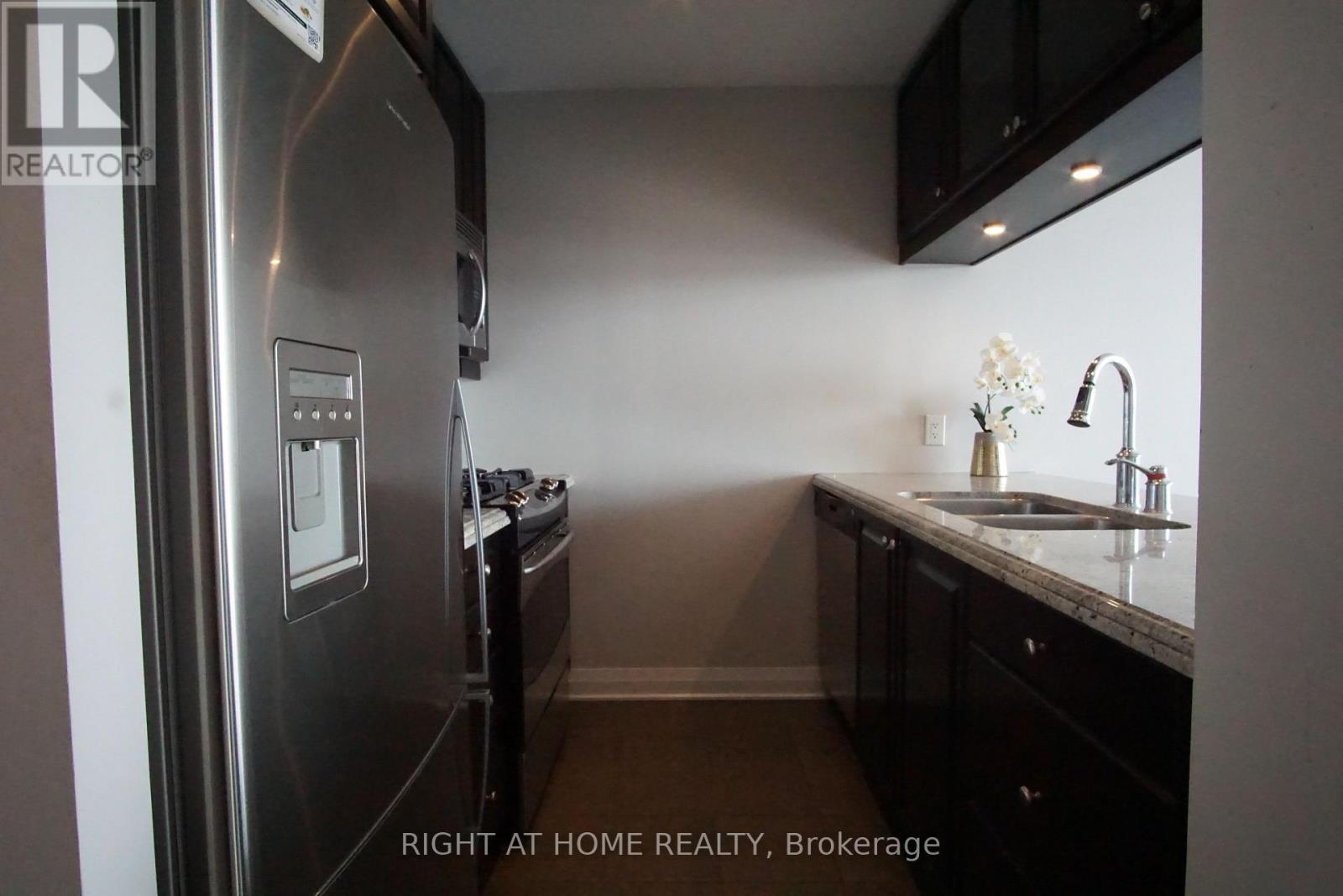 Lph01 - 1055 Southdown Road, Mississauga, Ontario  L5J 0A3 - Photo 7 - W12878902