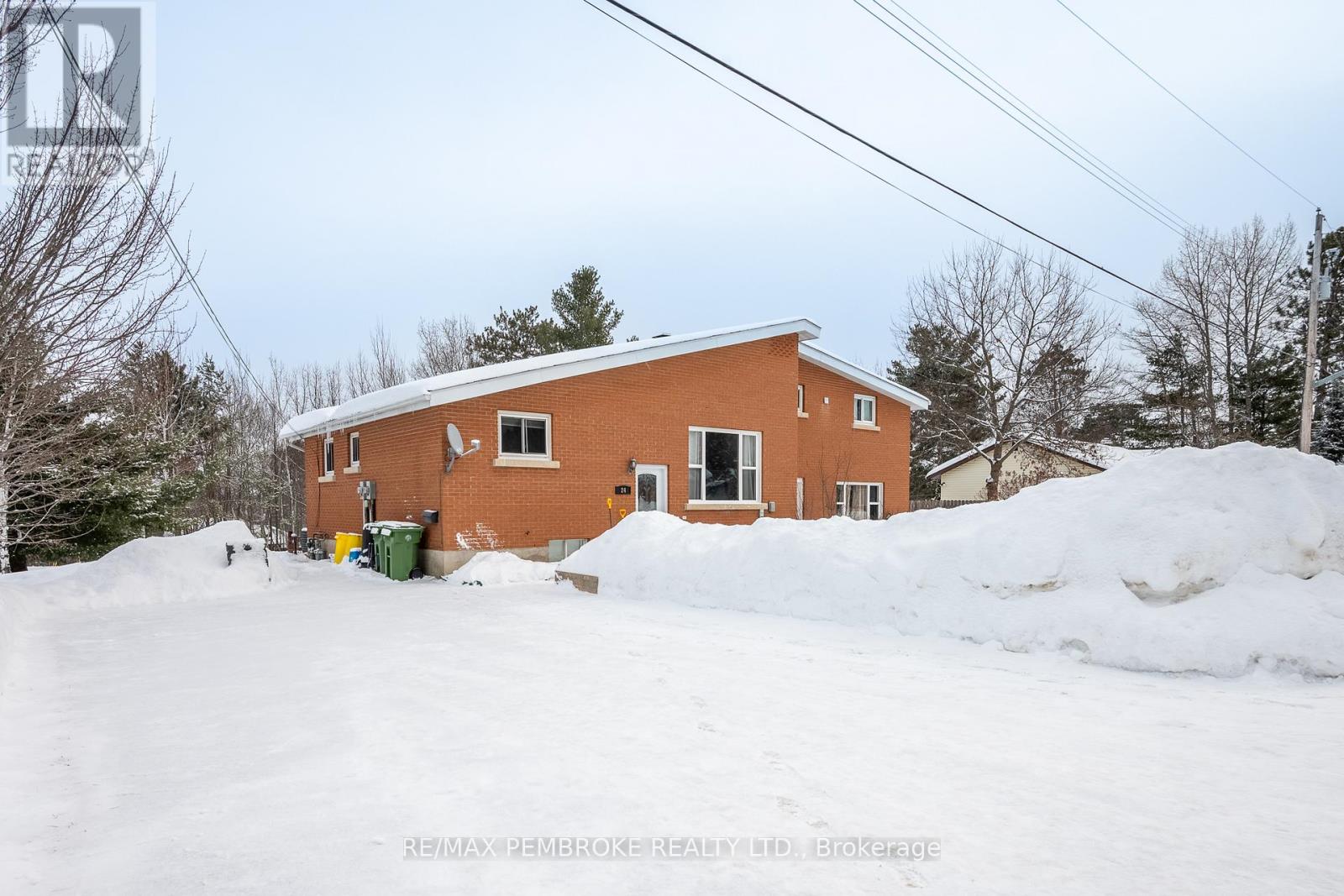 22&24 Hoffman Street, Petawawa, Ontario  K8A 2J5 - Photo 2 - X12878968
