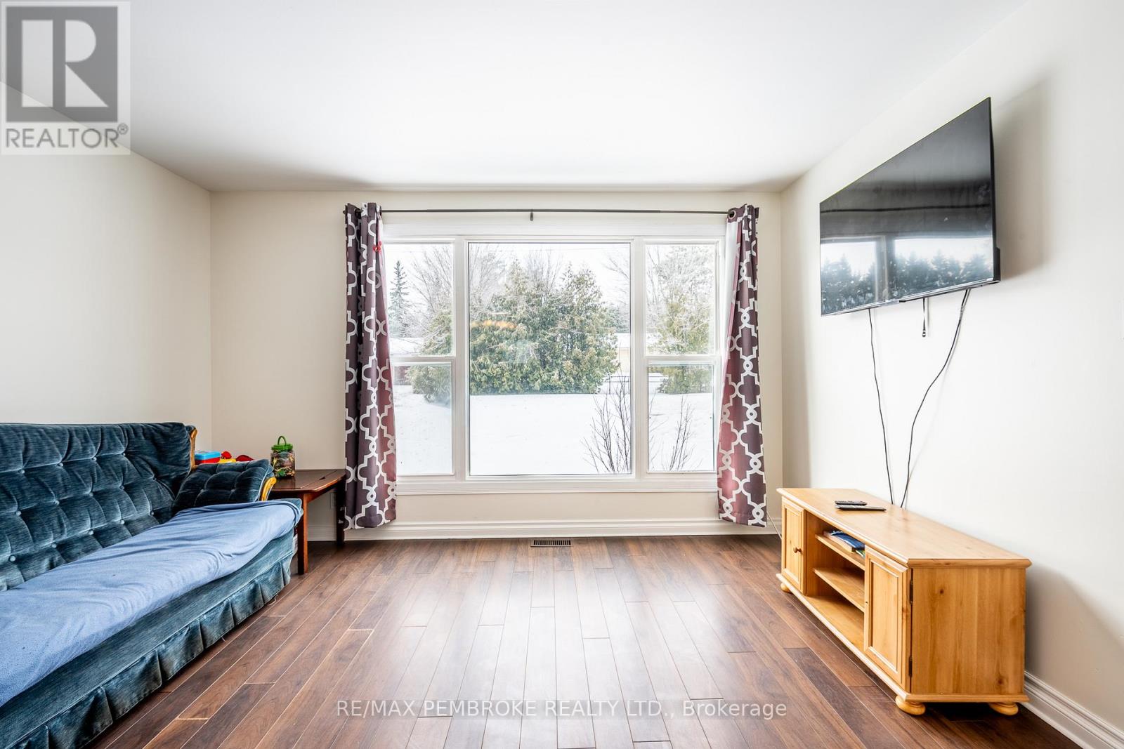 22&24 Hoffman Street, Petawawa, Ontario  K8A 2J5 - Photo 5 - X12878968