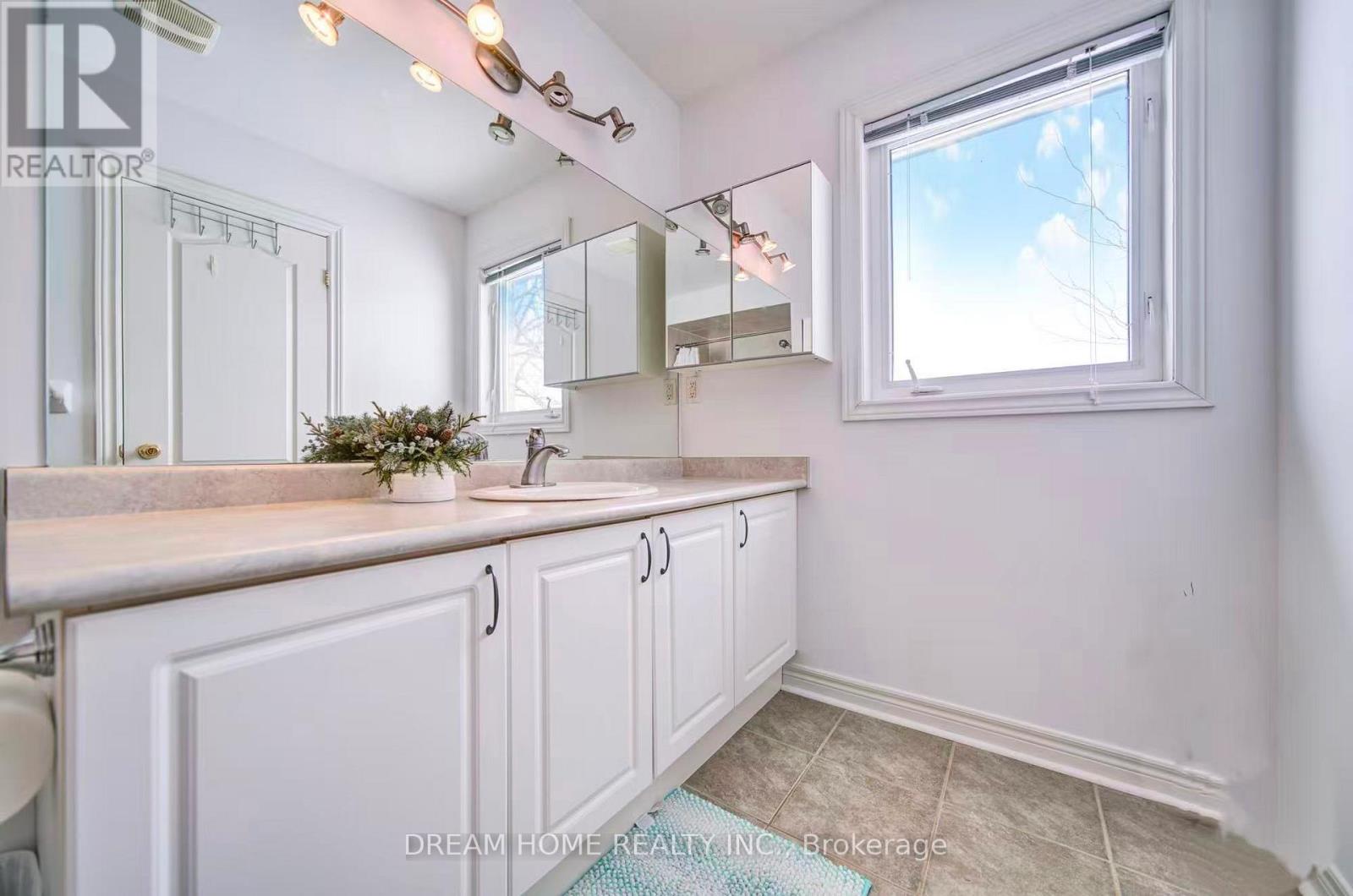 208 Tom Taylor Crescent, Newmarket, Ontario  L3X 3E8 - Photo 25 - N12852798