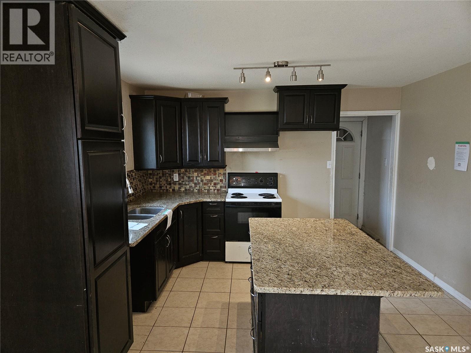 235 James Street, Kisbey, Saskatchewan  S0C 1L0 - Photo 6 - SK030373