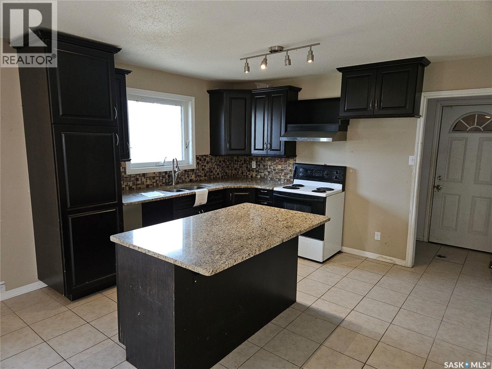 235 James Street, Kisbey, Saskatchewan  S0C 1L0 - Photo 7 - SK030373