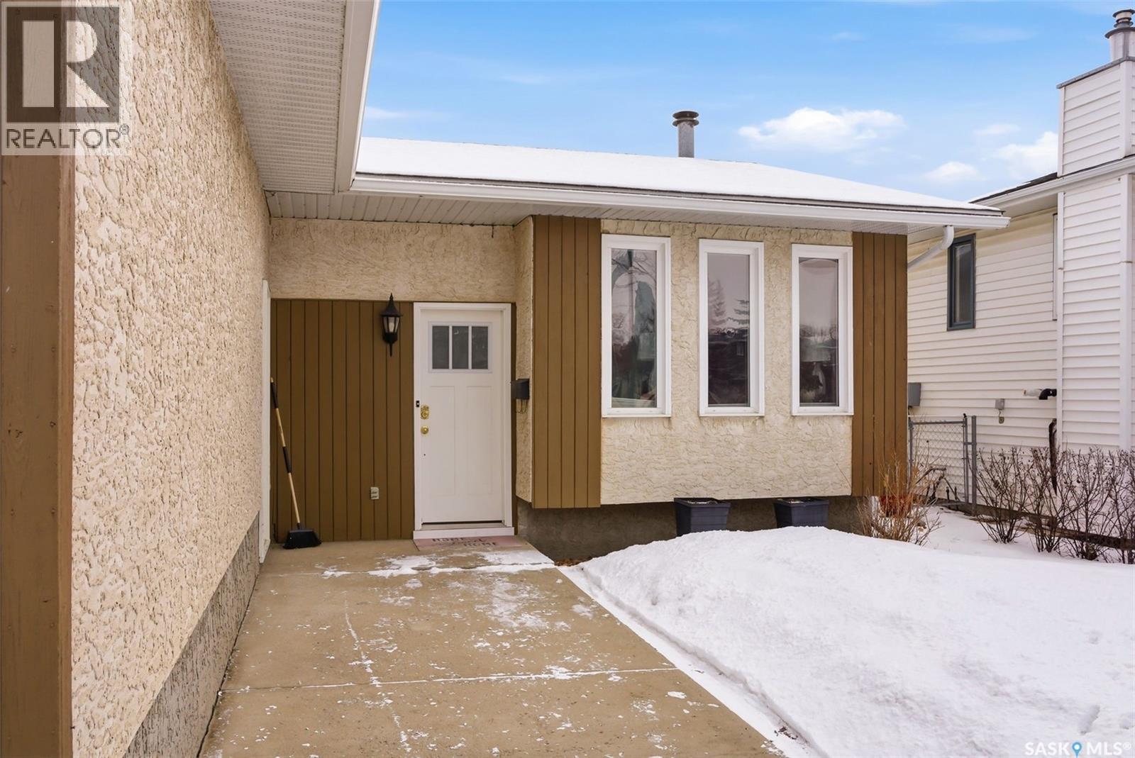 7023 Sherwood Drive, Regina, Saskatchewan  S4X 2V5 - Photo 2 - SK030320