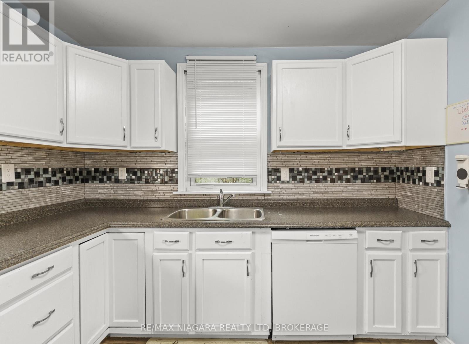 32 Page Street, St. Catharines, Ontario  L2R 4A5 - Photo 11 - X12879224