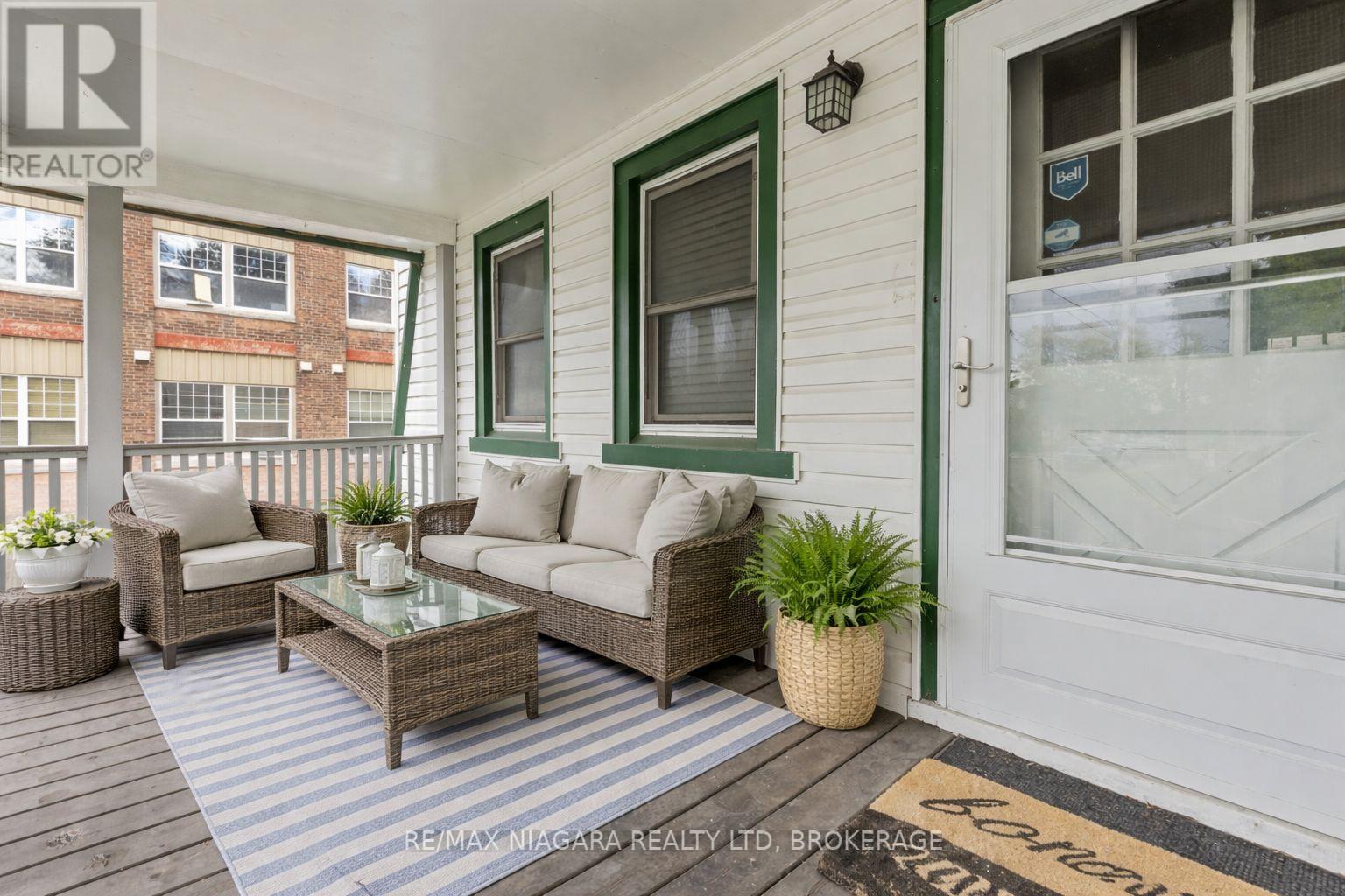 32 Page Street, St. Catharines, Ontario  L2R 4A5 - Photo 2 - X12879224