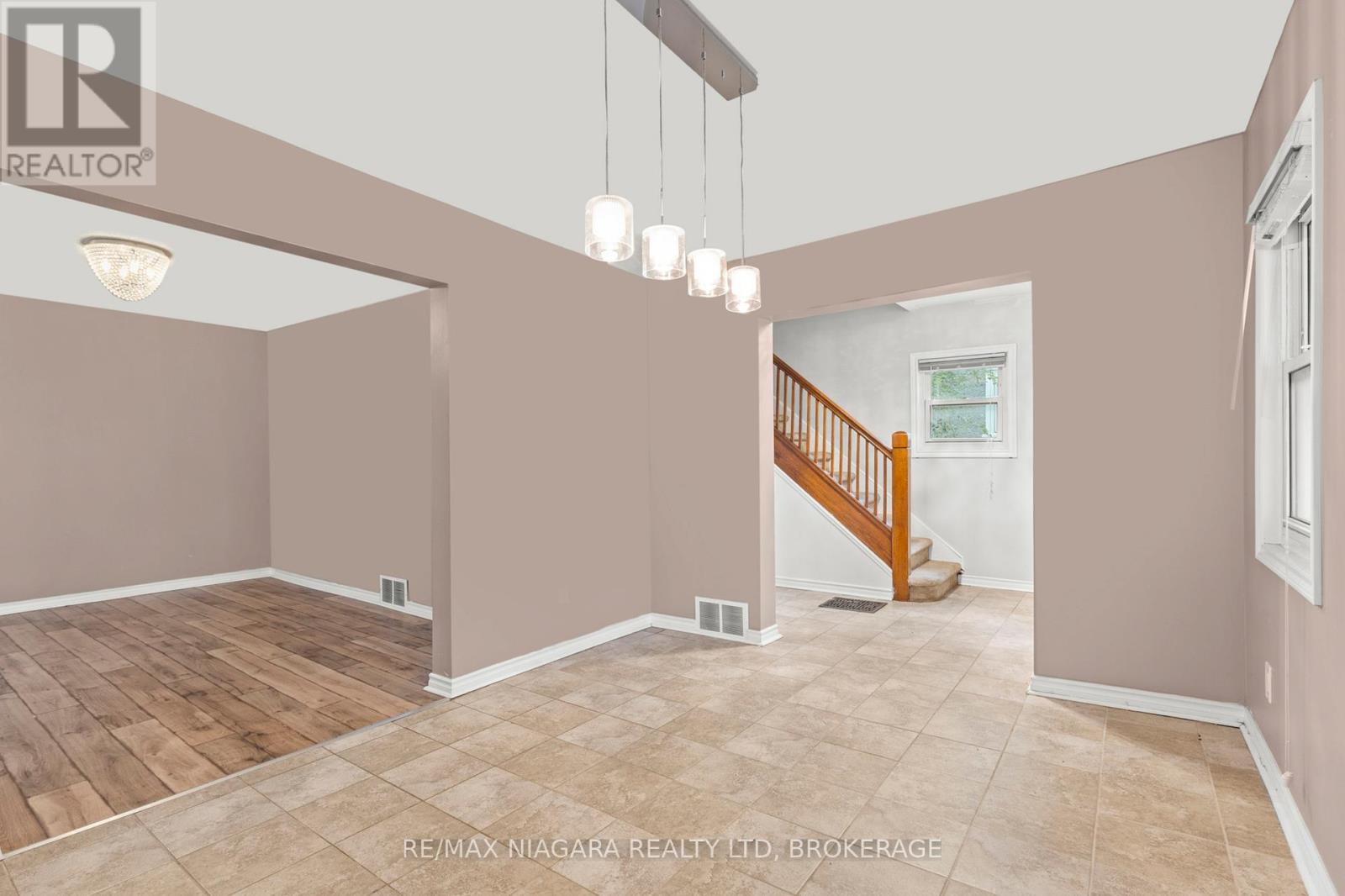 32 Page Street, St. Catharines, Ontario  L2R 4A5 - Photo 8 - X12879224