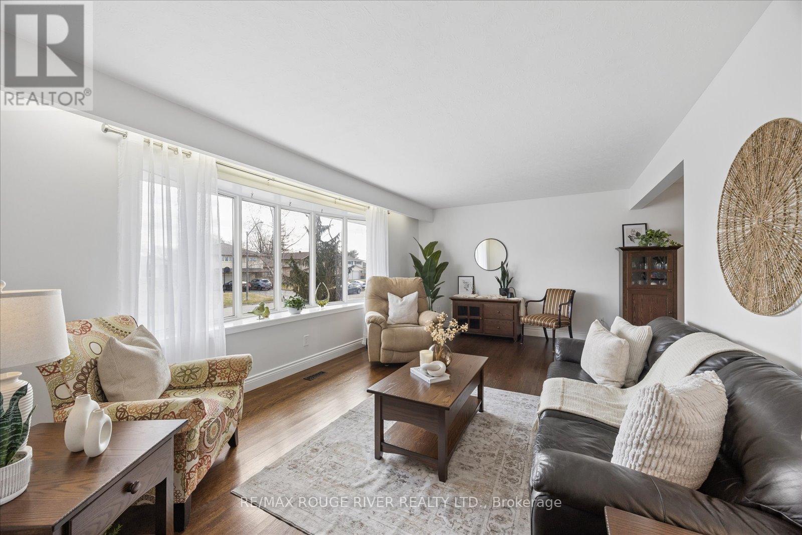 706 Fernhill Boulevard, Oshawa, Ontario  L1J 5K3 - Photo 5 - E12879300