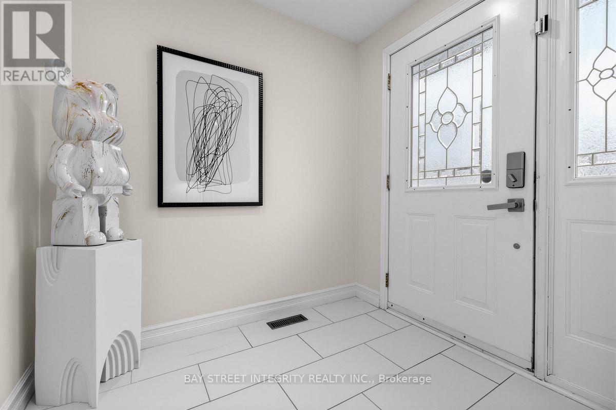 157 Orchard Heights Boulevard, Aurora, Ontario  L4G 3A3 - Photo 2 - N12874848