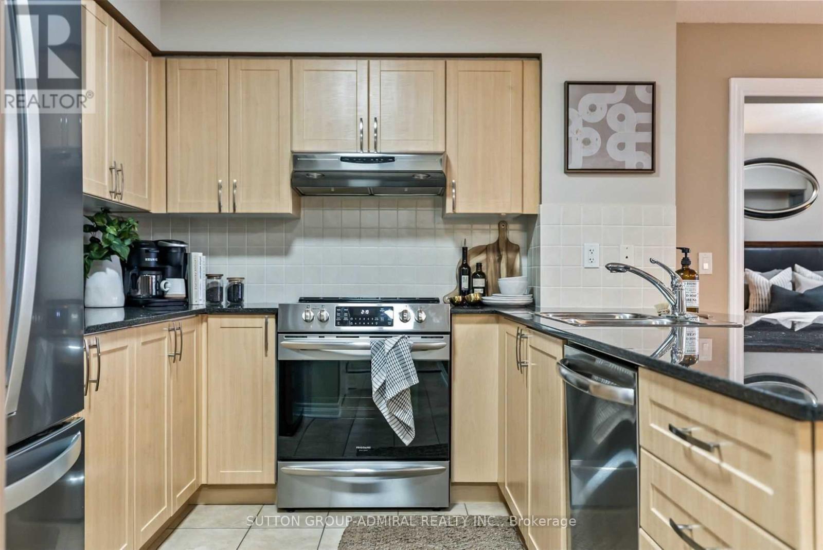 704 - 15 North Park Road, Vaughan, Ontario  L4J 0A1 - Photo 8 - N12879216