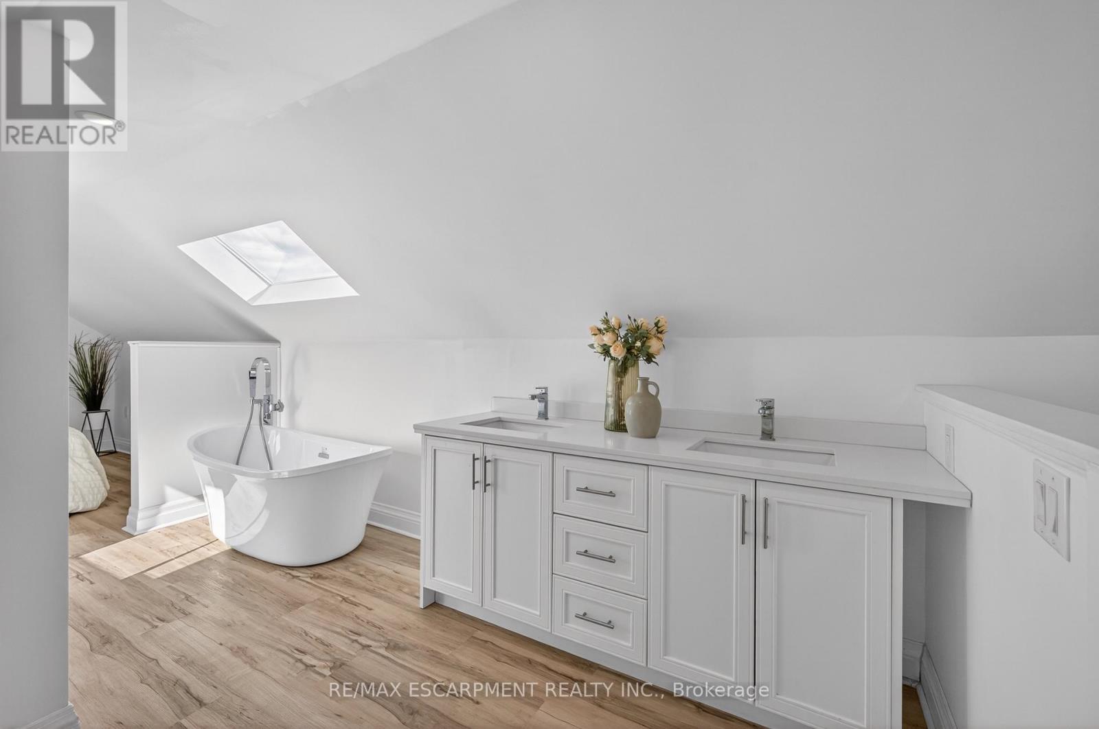 8 East 23rd Street, Hamilton, Ontario  L8V 2W6 - Photo 24 - X12879232