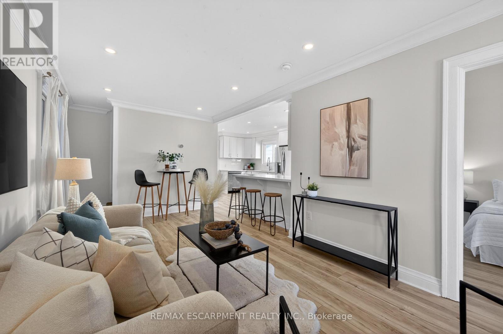 8 East 23rd Street, Hamilton, Ontario  L8V 2W6 - Photo 3 - X12879232