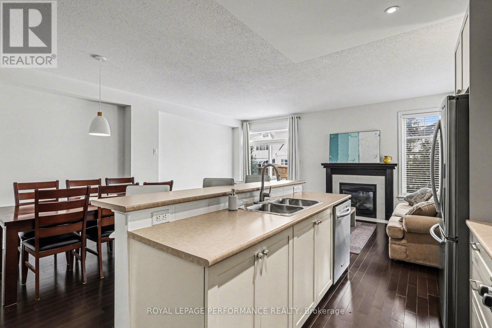 810 White Alder Avenue, Ottawa, Ontario  K1T 0G2 - Photo 3 - X12847700