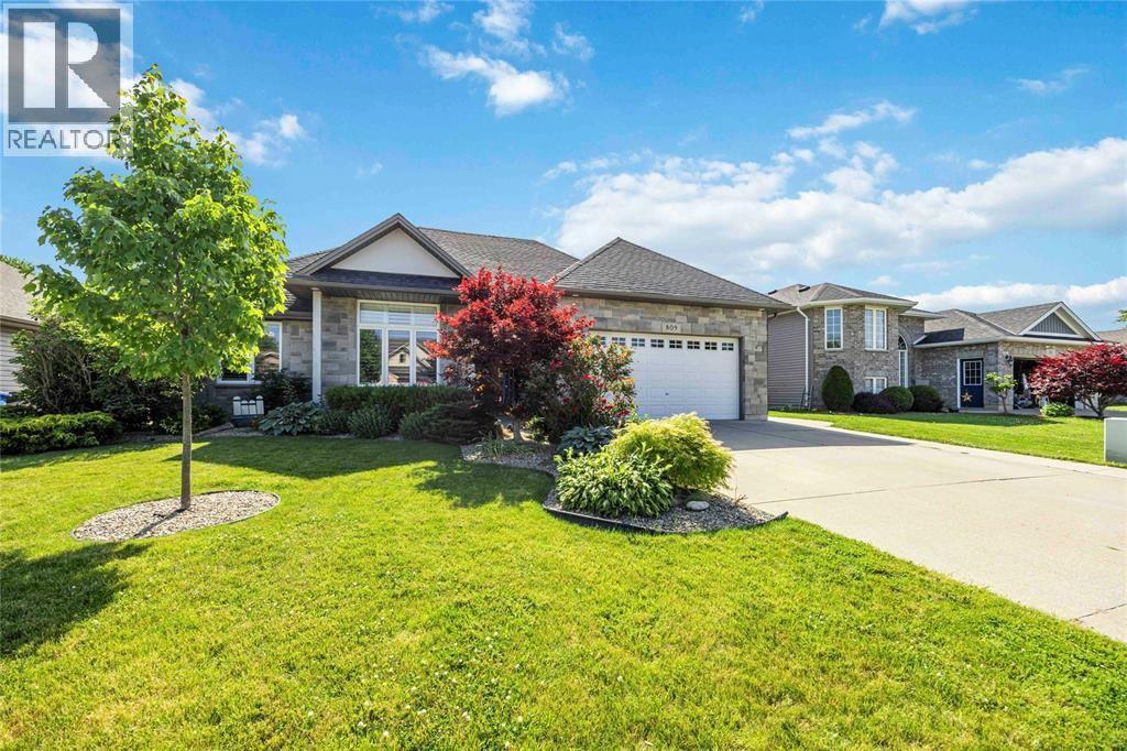 809 Second Crescent, Plympton-Wyoming photo 3