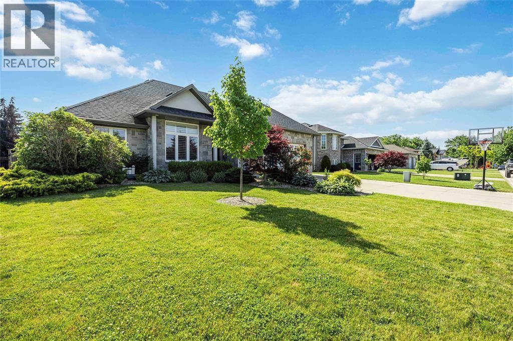 809 Second Crescent, Plympton-Wyoming photo 2