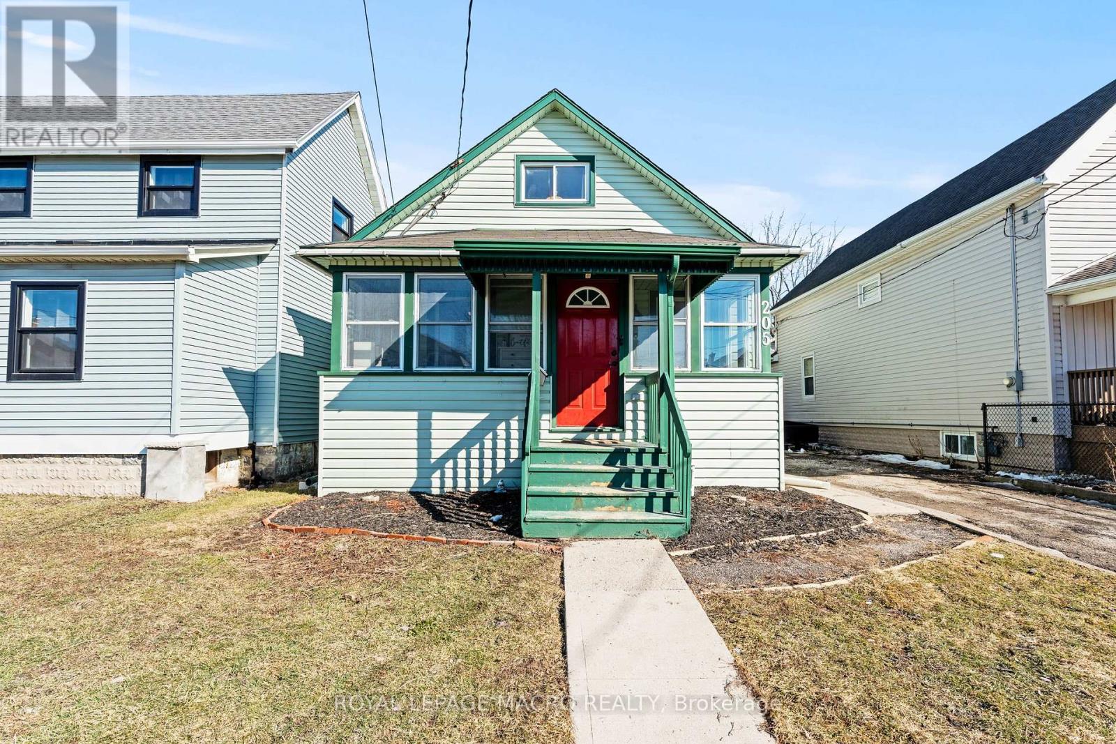 205 Mitchell Street, Port Colborne, Ontario  L3K 1Y4 - Photo 2 - X12868318
