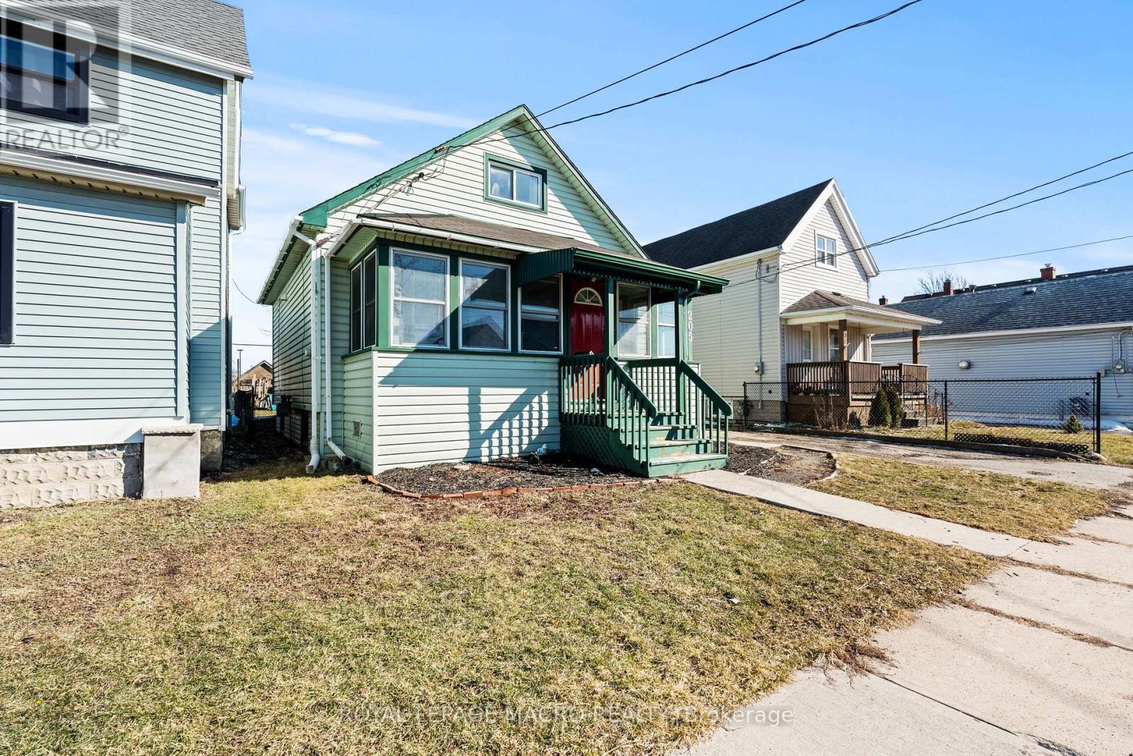205 Mitchell Street, Port Colborne, Ontario  L3K 1Y4 - Photo 3 - X12868318